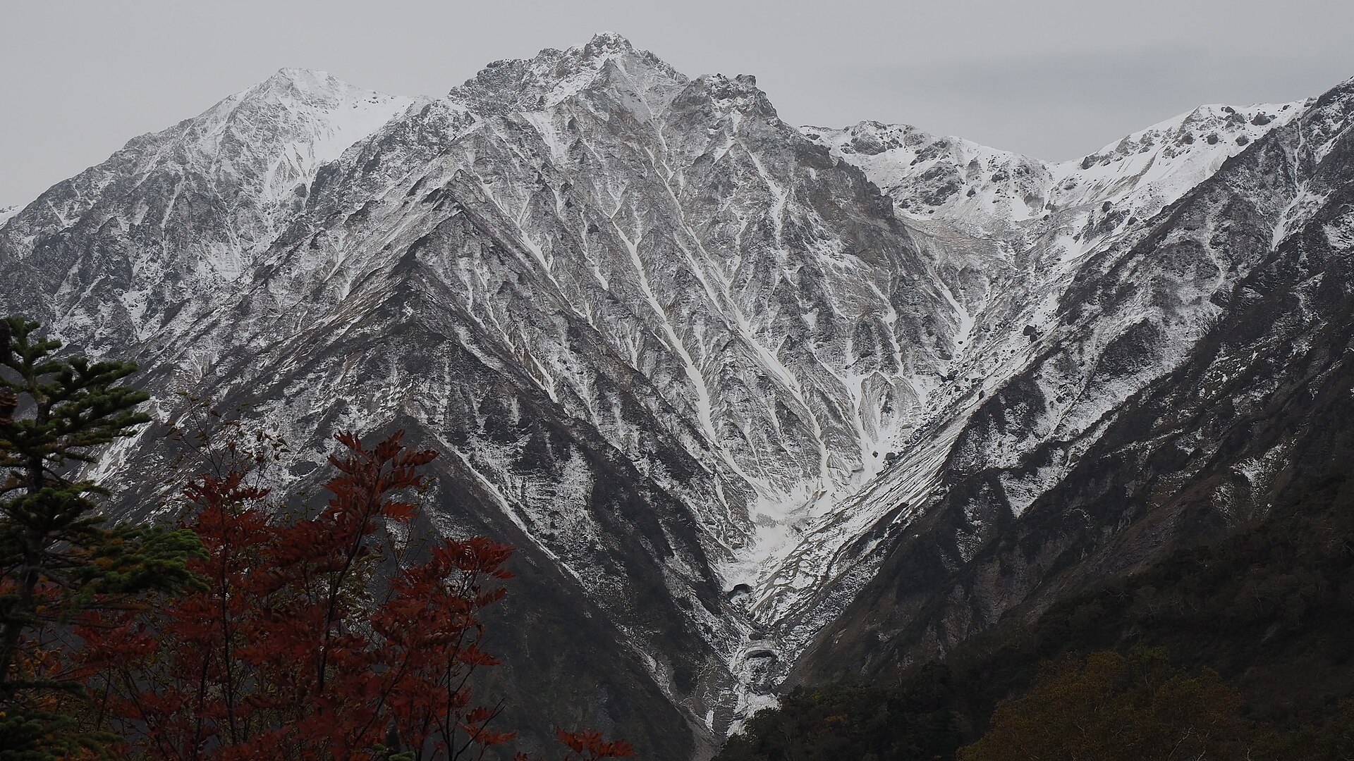 白馬栂池山岳度假村雪場,山上有新建之六人座纜車,遠眺北阿爾卑斯