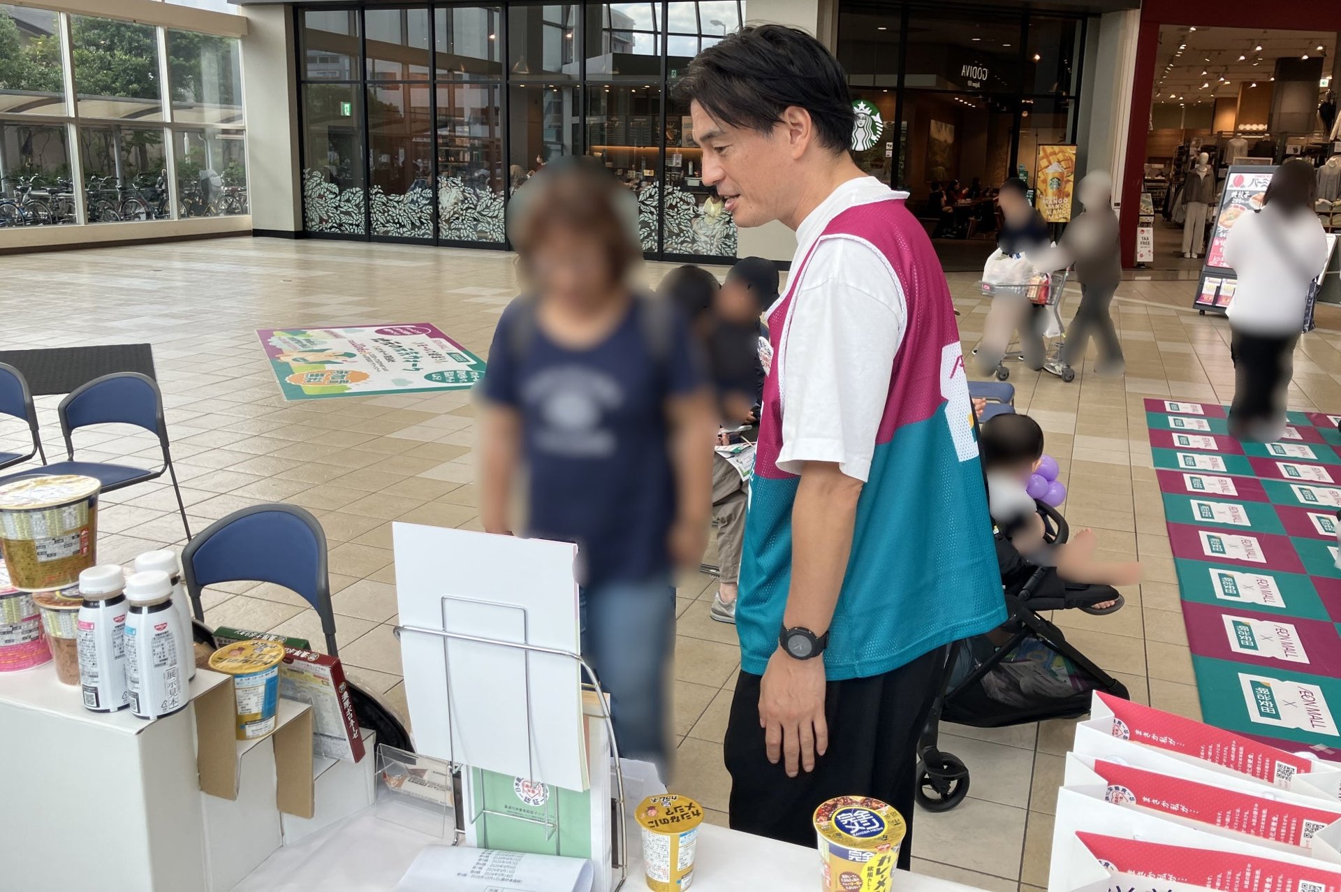 日本最適化栄養食協會喺現場攤位介紹「最適化栄養食」嘅景象