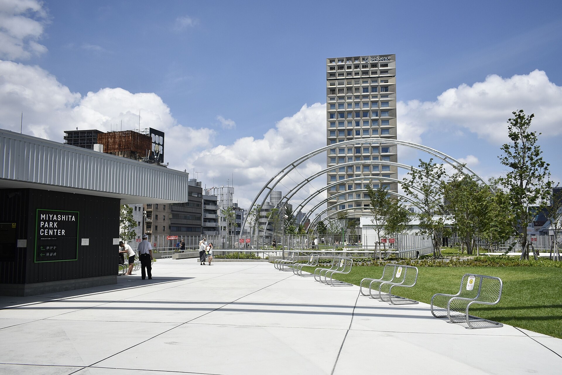 MIYASHITA PARK 嘅屋頂公園，喺渋谷嘅現代建築群之上