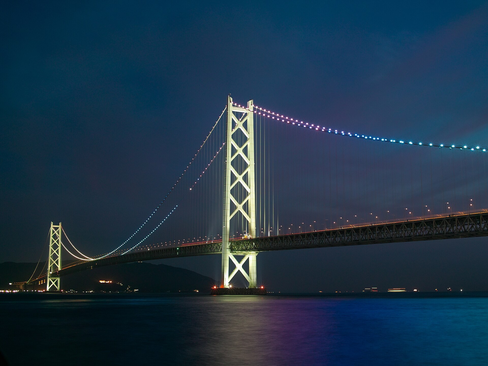 大藏海岸海邊燒烤，背景係明石海峽大橋，冬日夜景。