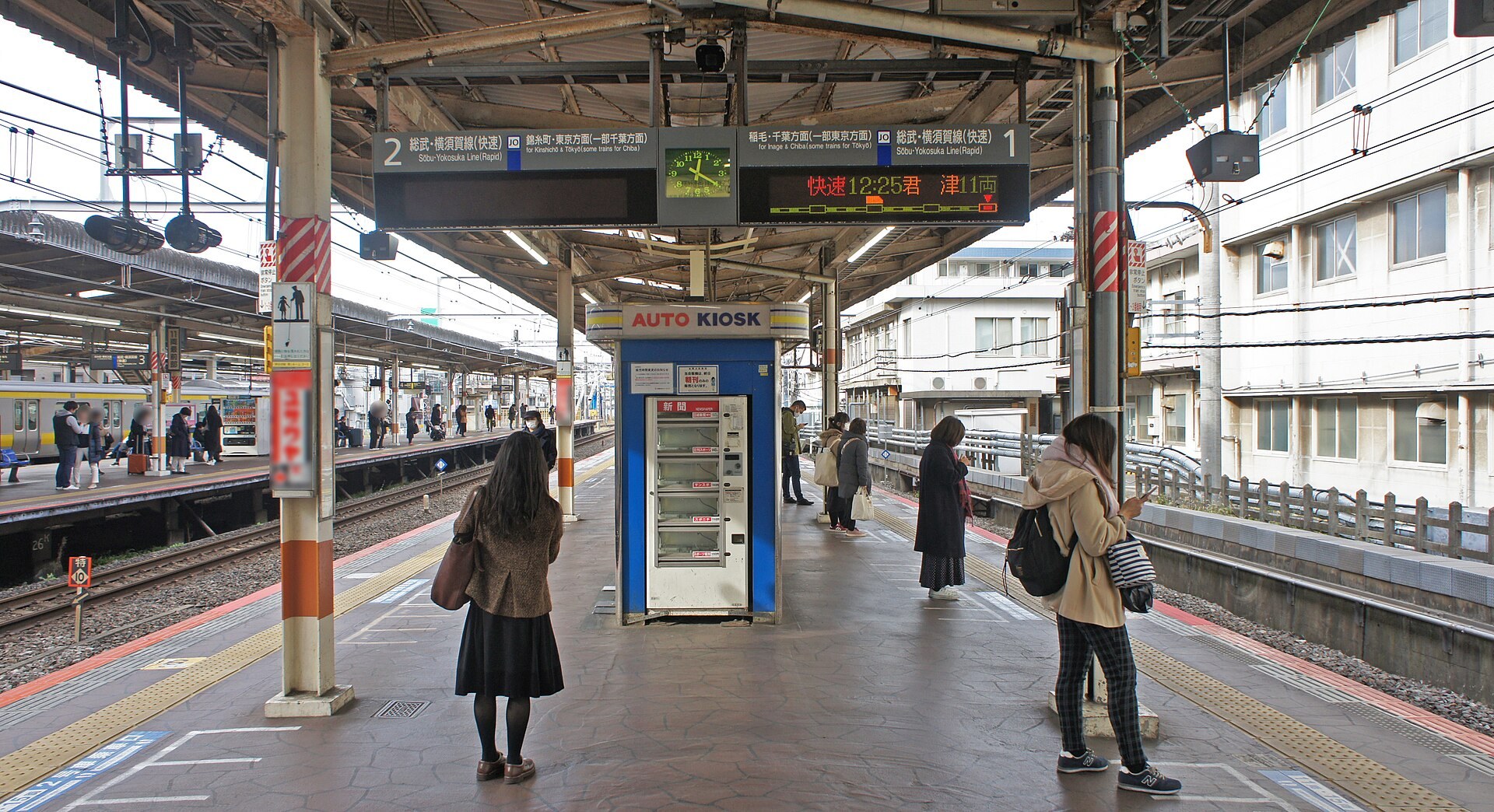京成松戶線列車抵達車站月台，Meina Tsutanuma 商業設施與車站2樓平台直連