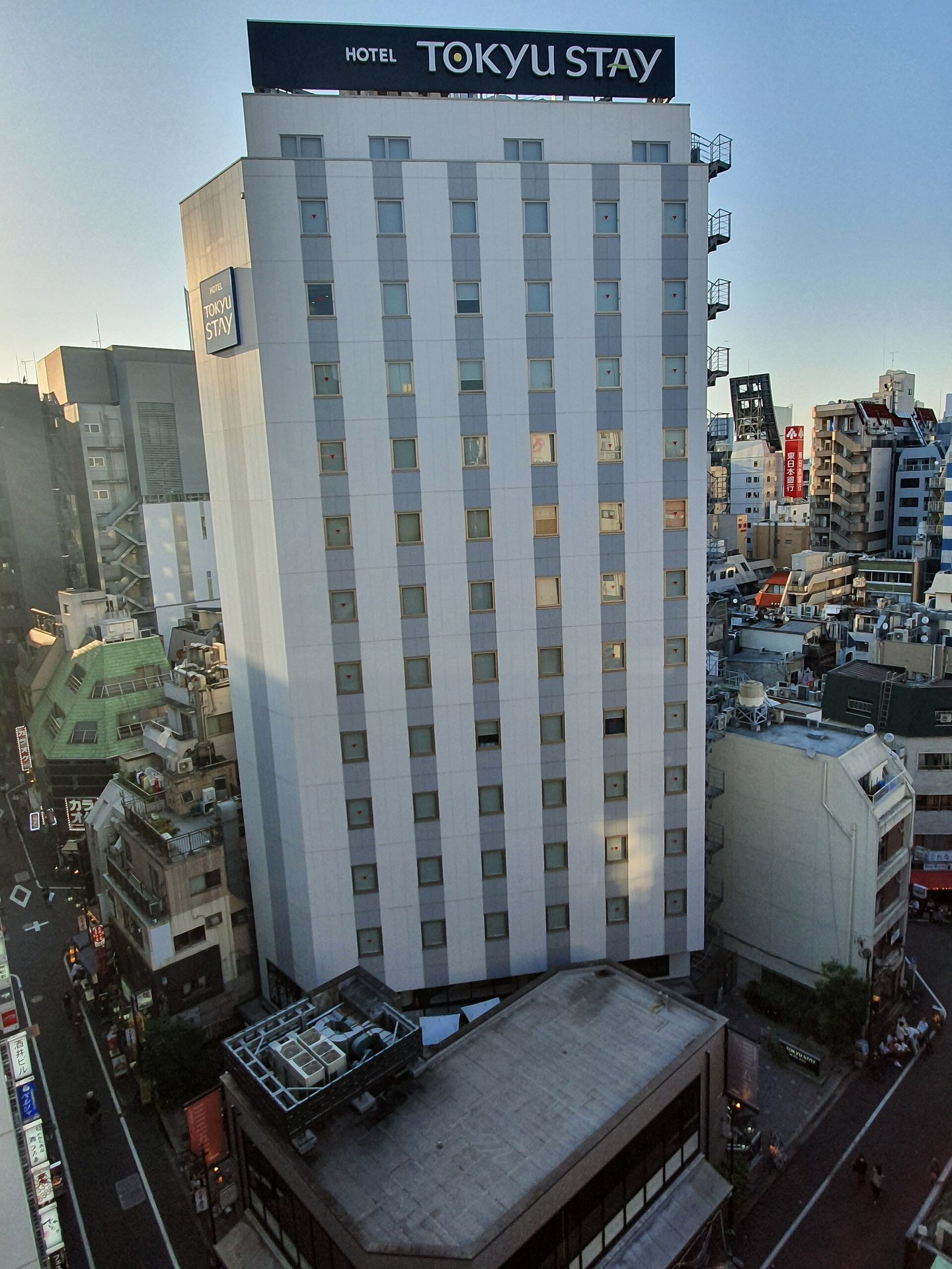 翻新後嘅酒店入口，採用人聯想到舊式電影院劇場嘅門面設計