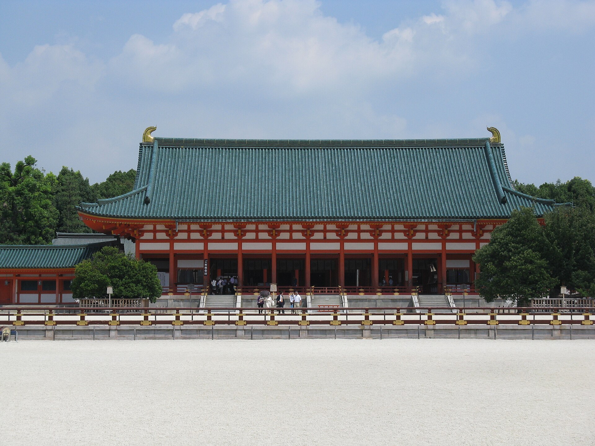 京都平安神宮大鳥居附近嘅現代場館外景，夜間燈光，無人物
