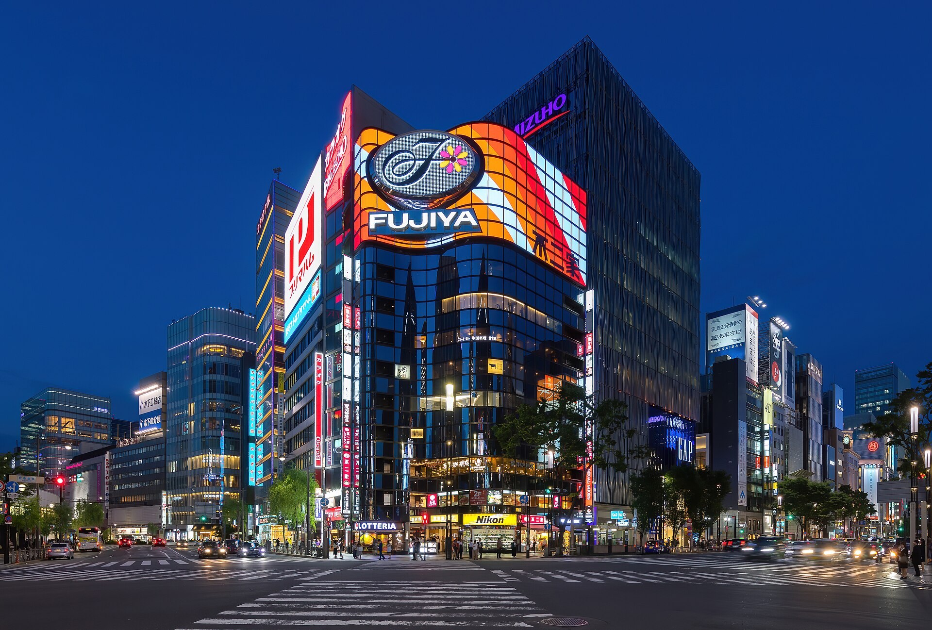 銀座鐵板燒新店內景，鐵板前擺放A5和牛、魚子醬及時令蔬菜
