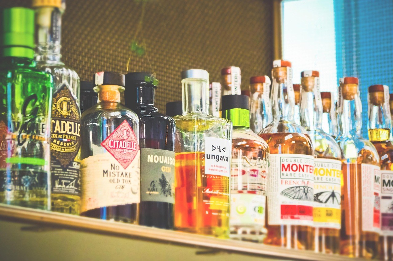 東京日本橋馬喰町嘅日式清酒吧,櫃檯上方掛住寫有「司牡丹」嘅酒標
