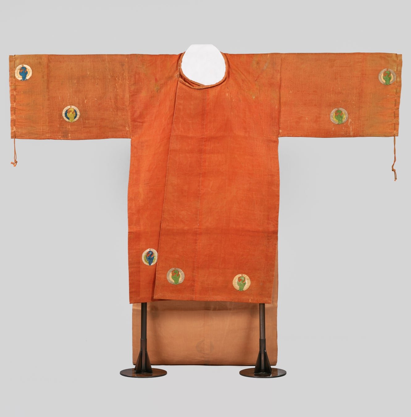 重要文化財《太平樂裝束一式》中袍，絹，日本桃山至江戶時代（16–17世紀），大阪四天王寺藏。圖片來源：日本旅遊｜PR TIMES 旅遊觀光