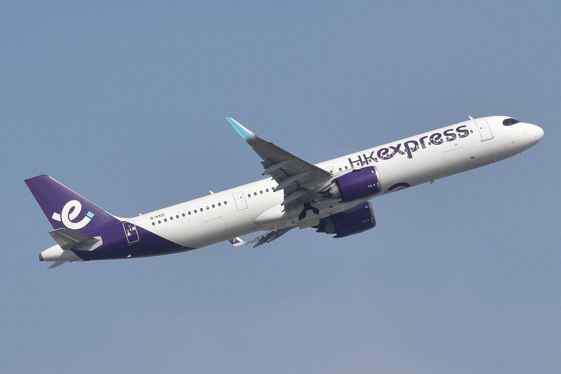 客機客艙空座位,窗户外係藍天,無乘客無文字。