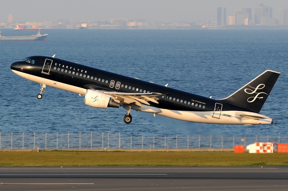 A320neo 客機客艙視角,望向雲海上空;StarFlyer 機上 Wi-Fi 喺 2026年10月31日落幕