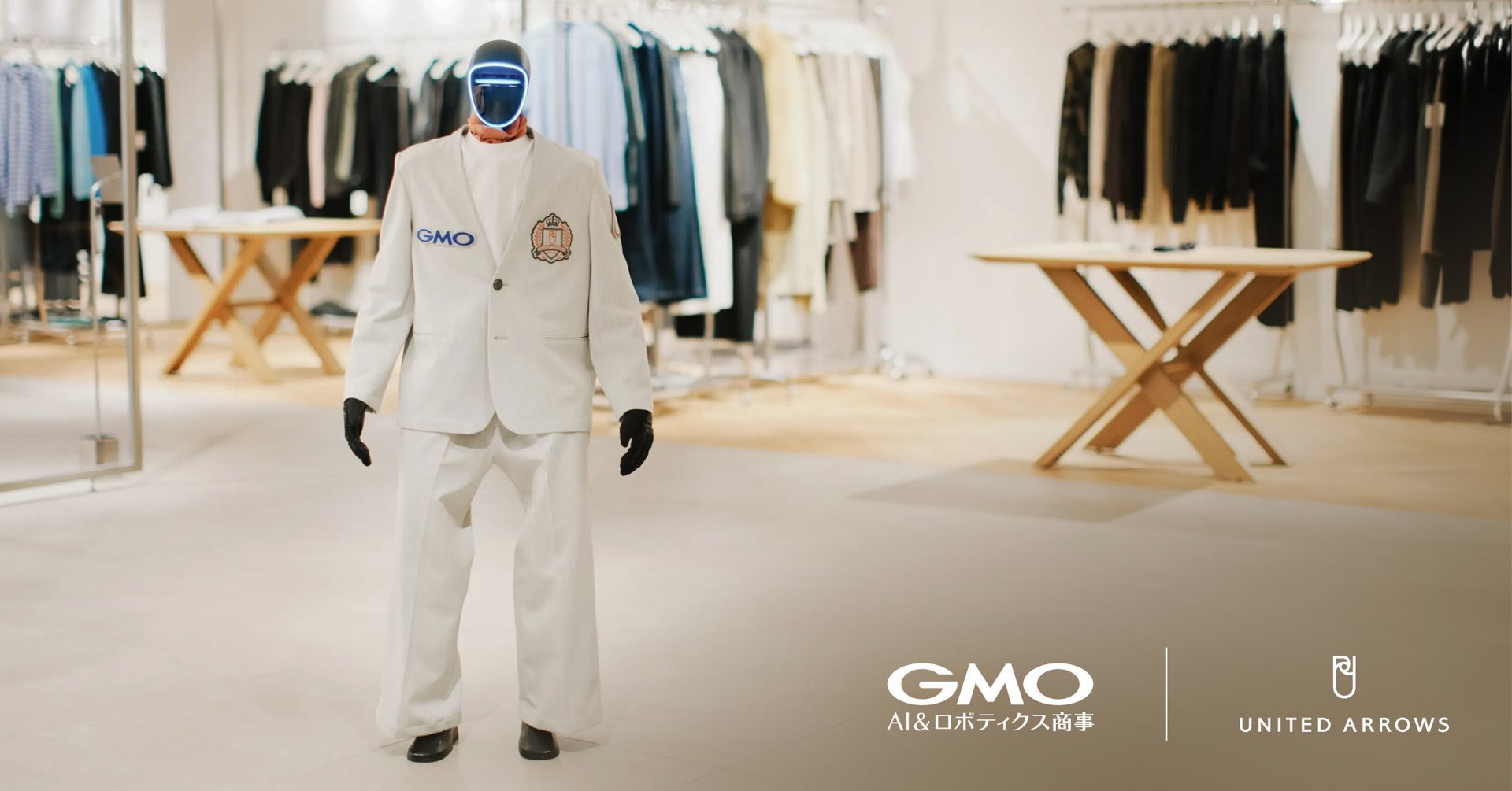 United Arrows × GMO AIR 為 Unitree「G1」人形機械人設計嘅 4 件服裝(無領外套、寬褲、T 恤、絲巾),淺灰色配合機身金屬質感。