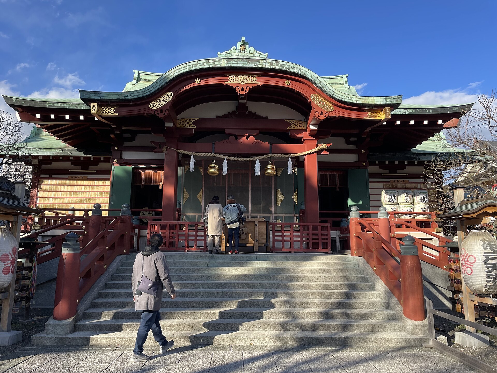 龜戶天神社門前嘅臨時和菓子攤位,背景有秋季菊花擺設