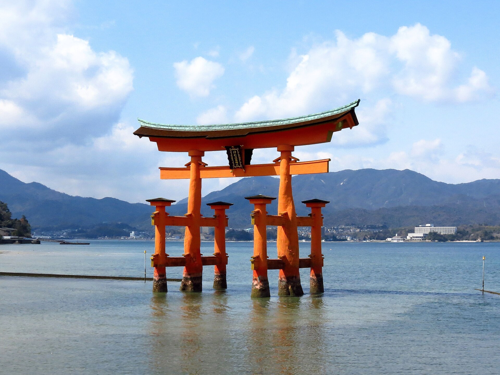 宮島夜間,海上大鳥居點燈,沿岸掛滿燈籠