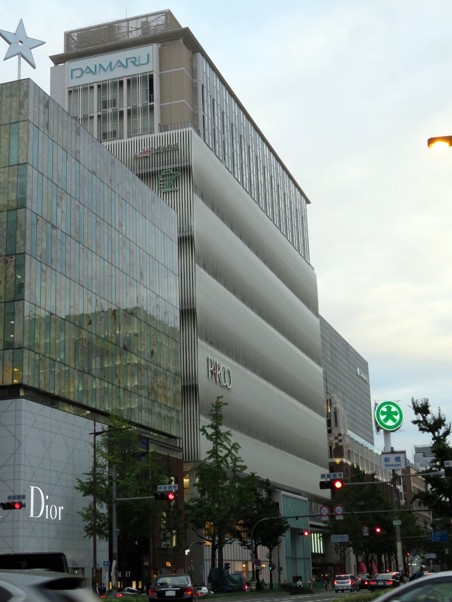 大阪藝大學生製作品高2.6米嘅巨型甘薯雕塑，喺心齋橋大丸御堂筋前空間展出，供遊客拍照。
