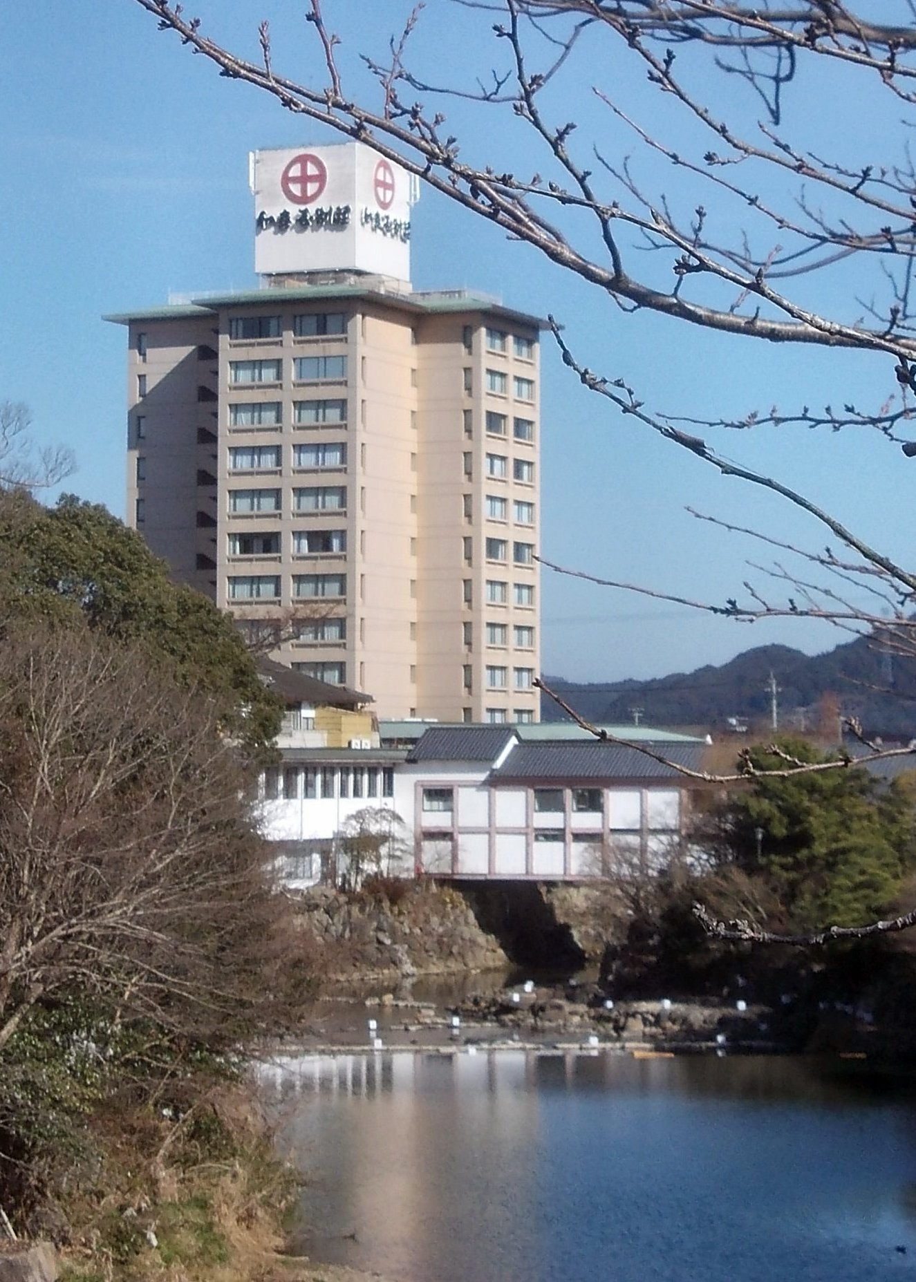 和多屋別荘館內,暖色燈光下靠牆嘅一幅風光攝影,空間即係展場。