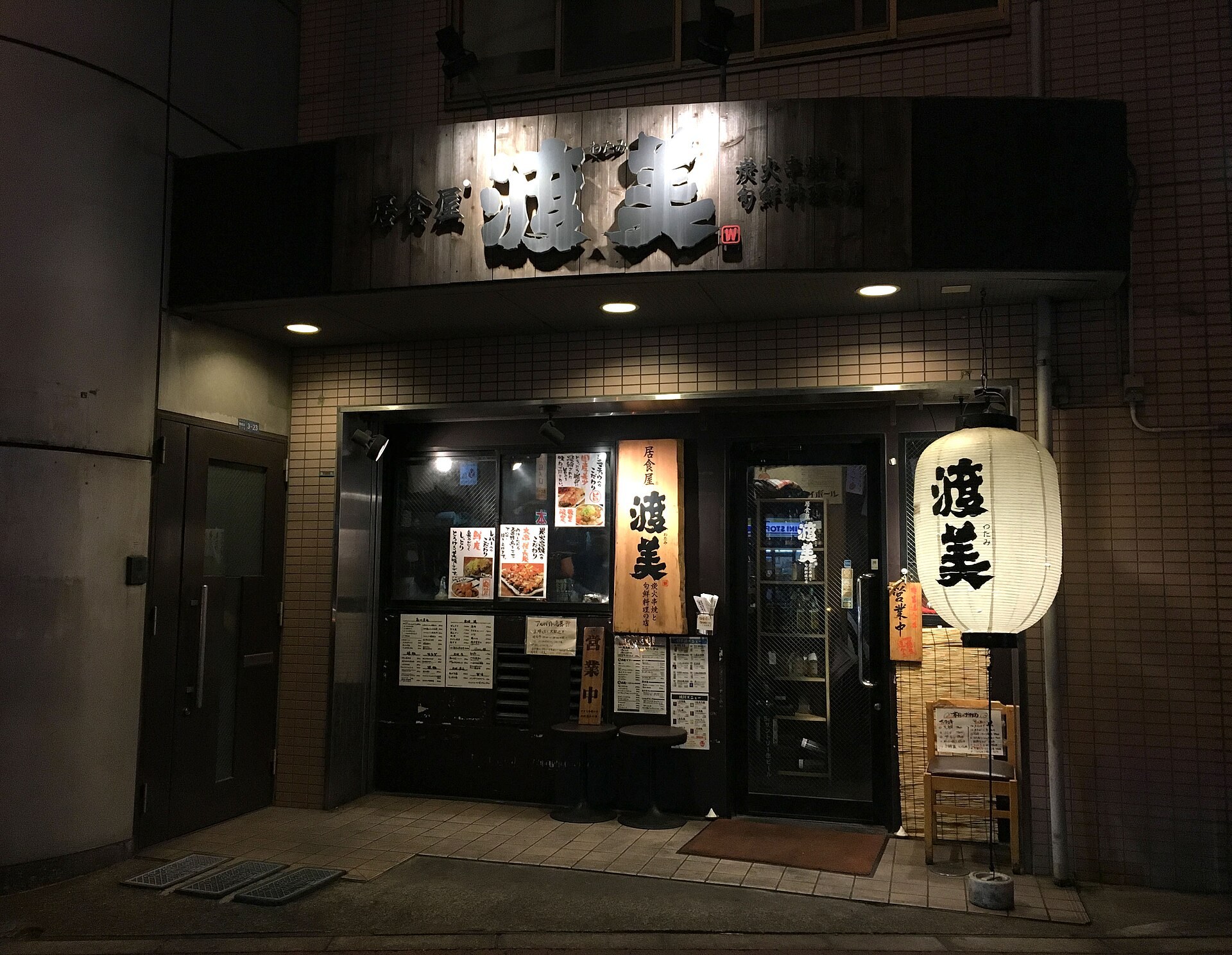 現代日本快食餐廳木桌上嘅三明治