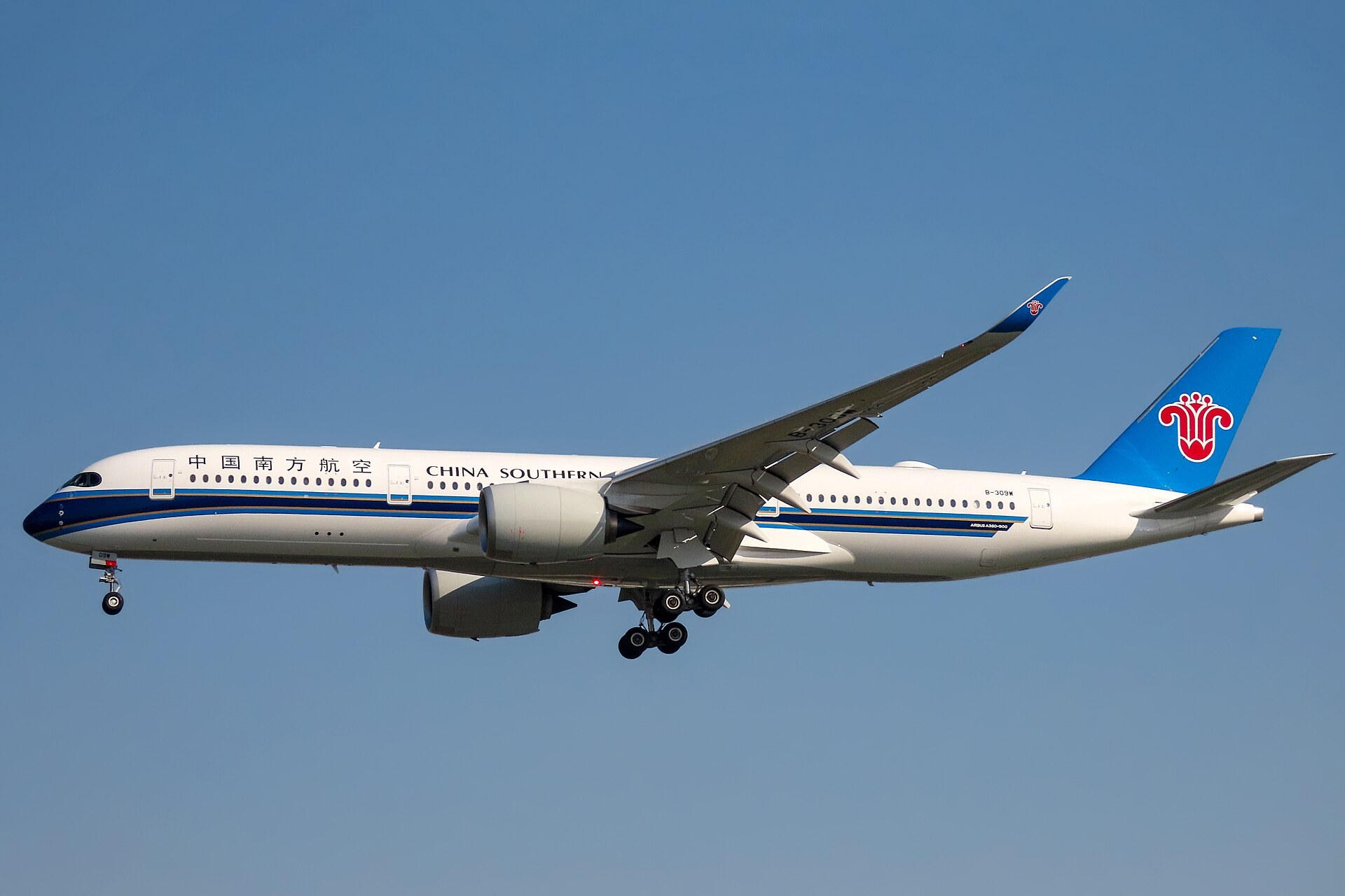 日本機場停機坪嘅波音787寬體機，背景為日落時分嘅機坪