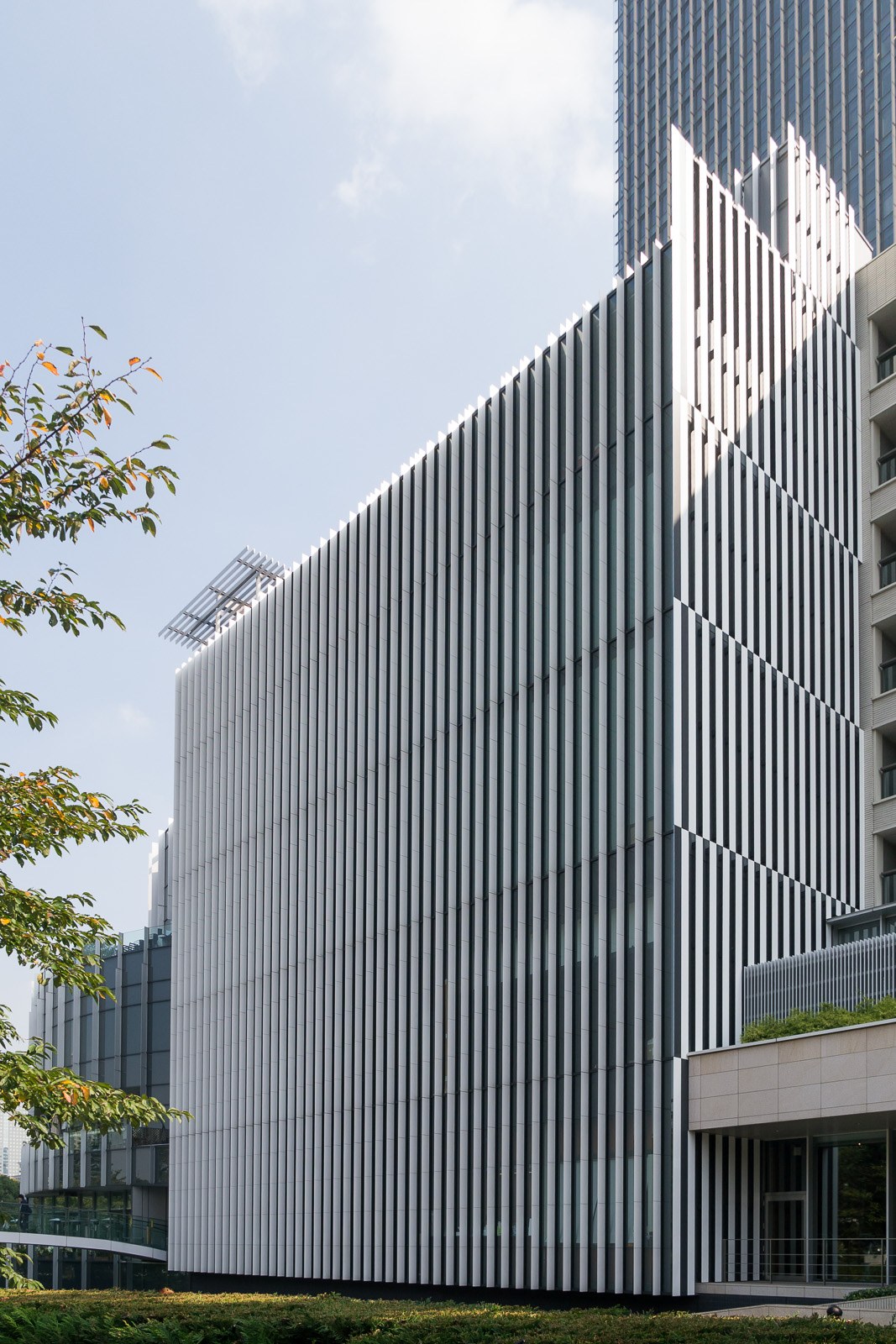 日本六本木三得利美術館，現代簡約玻璃外牆建築