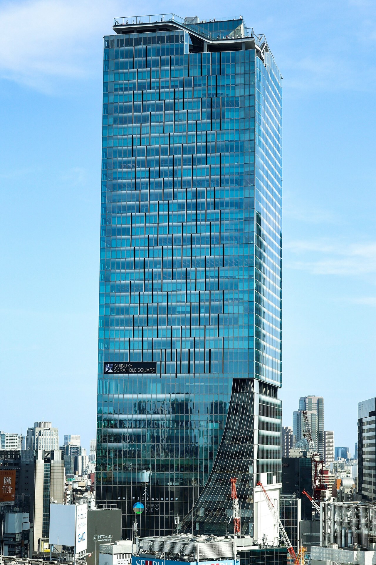 渋谷スクランブルスクエア外立面，背景係東京城市天際線