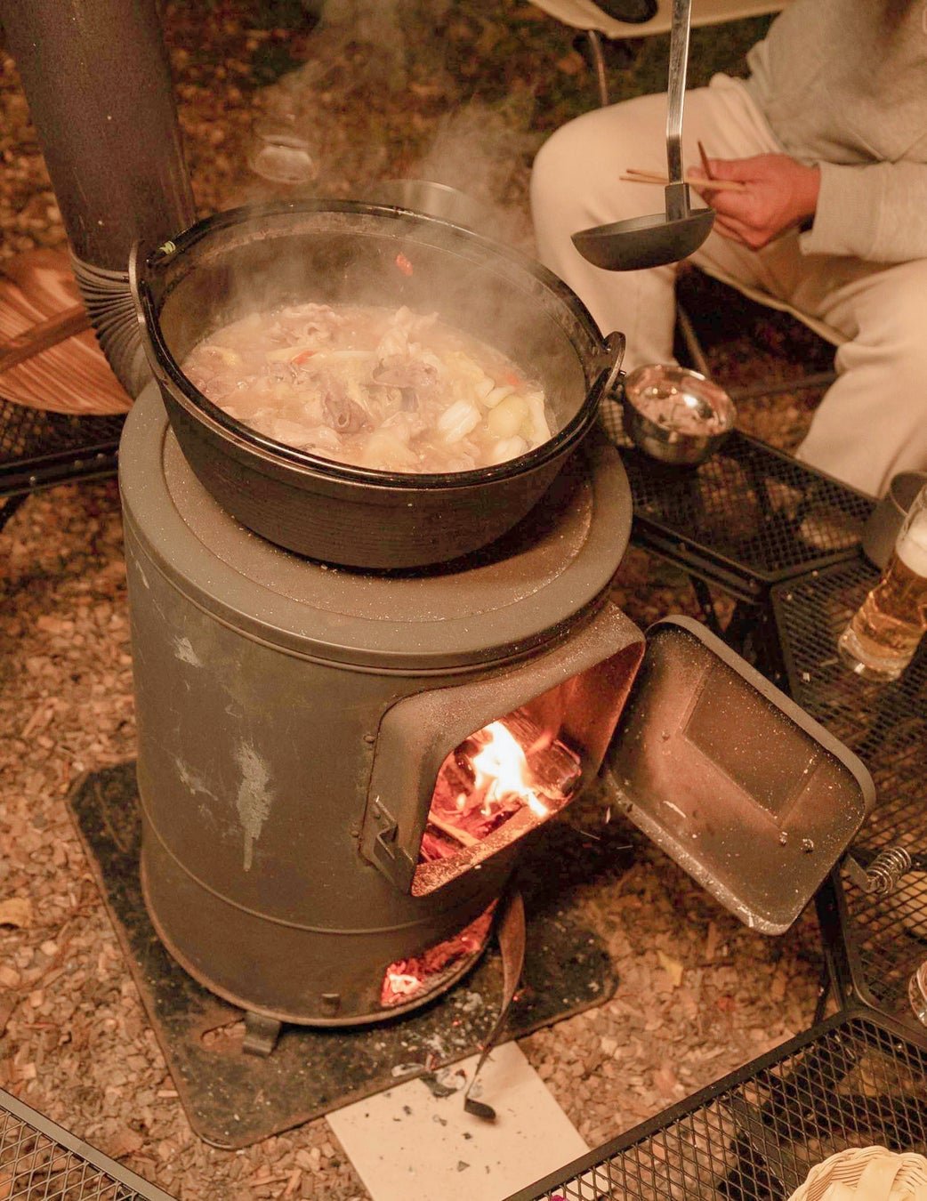 柴爐上方溫熱嘅藥膳火鍋同柴火(©日本旅遊|PR TIMES 旅遊觀光)