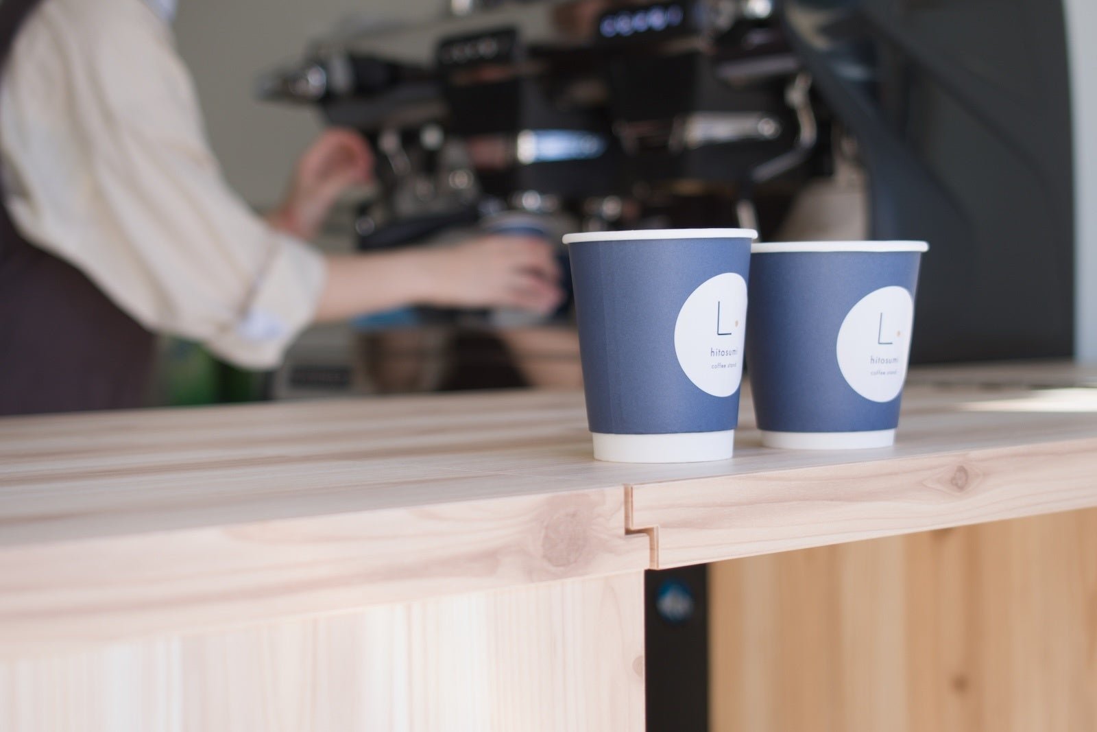 hitosumi coffee stand 店內木紋柜台(資料照片:PR TIMES)