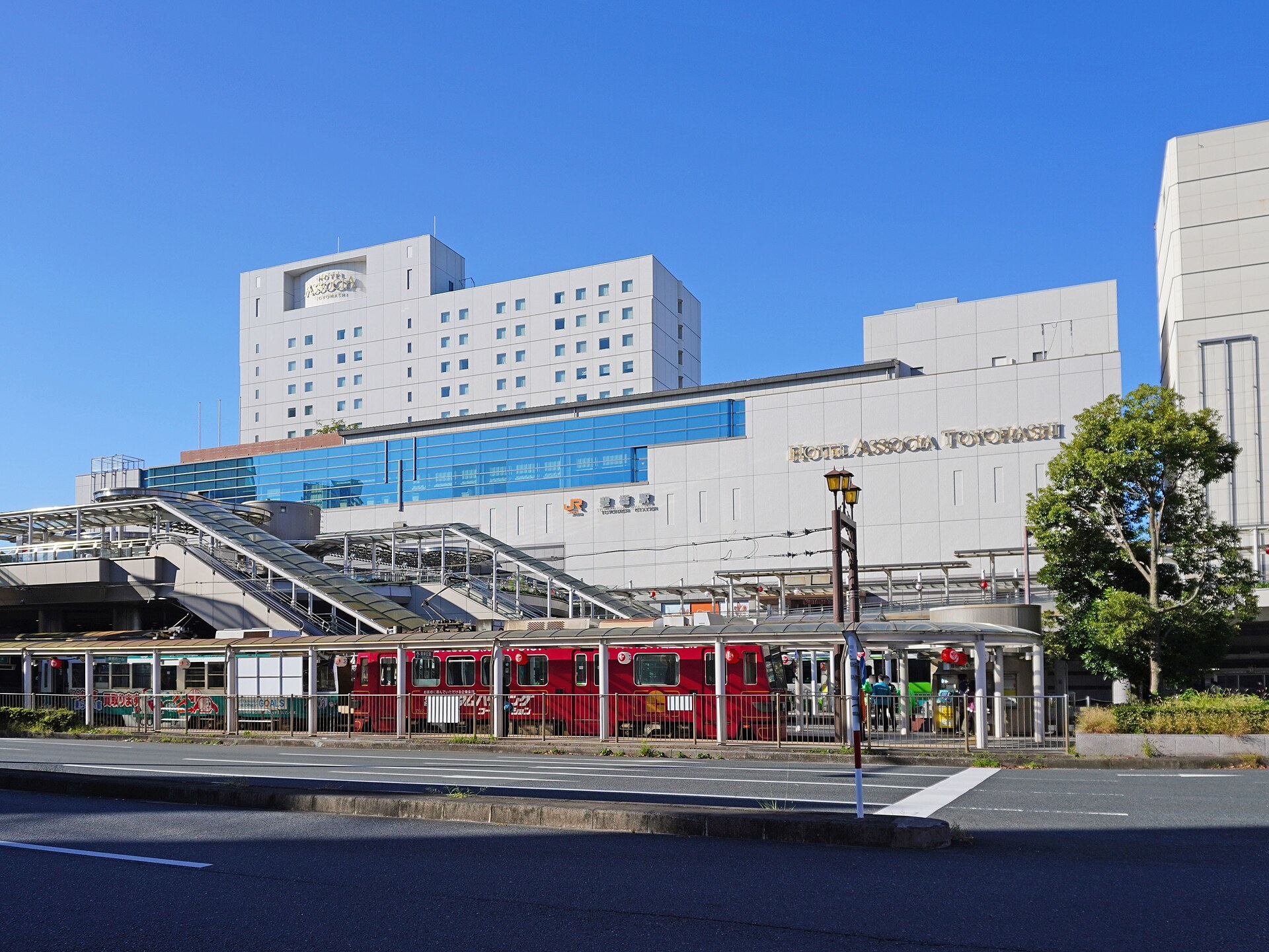 一座14層高的日本商務酒店外景,11月6日開業嘅東橫INN豊橋駅前大通り位置喺豐橋市