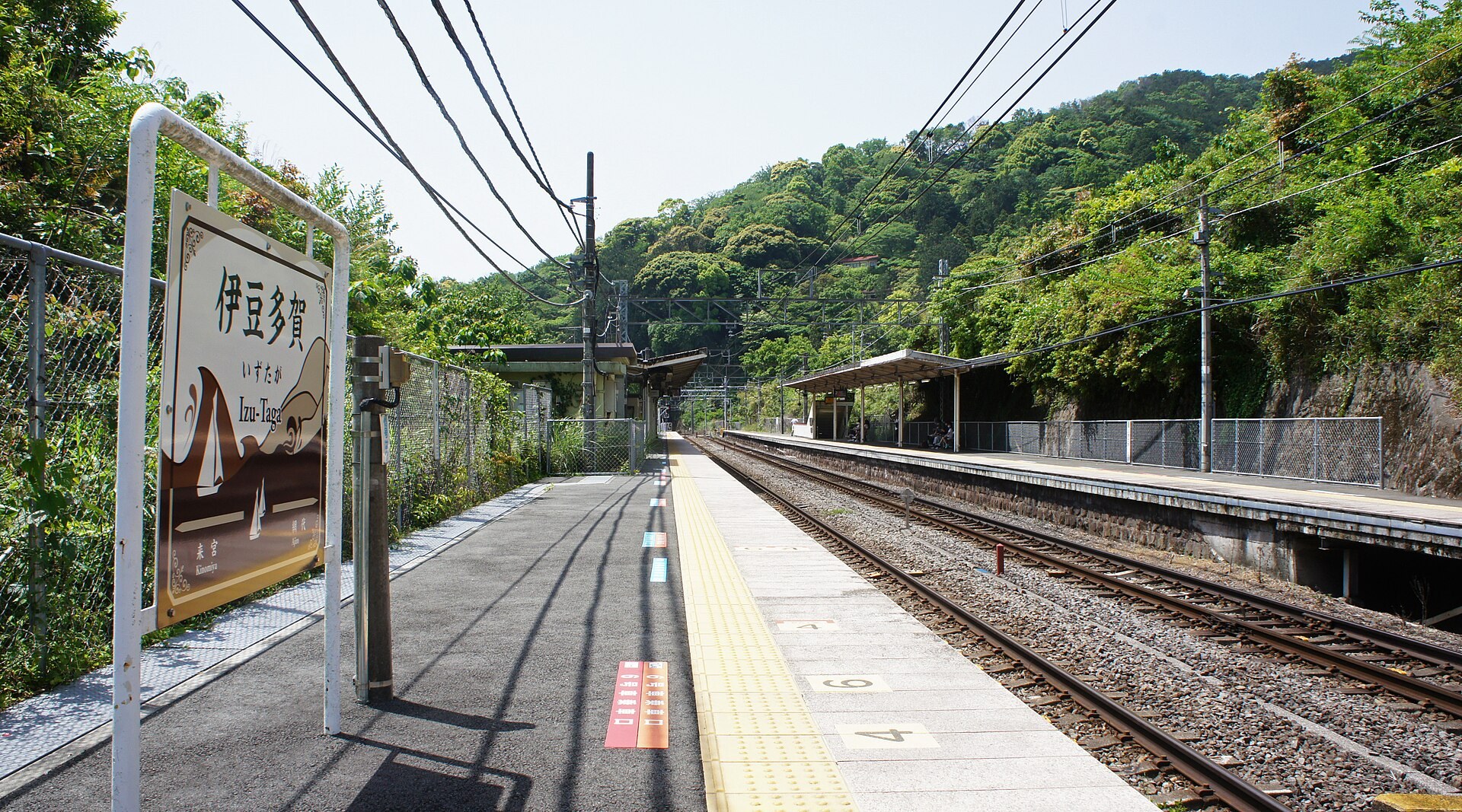熱海一幢改裝嘅古民家一棟貸宿，窗外有海景，前面有木平台