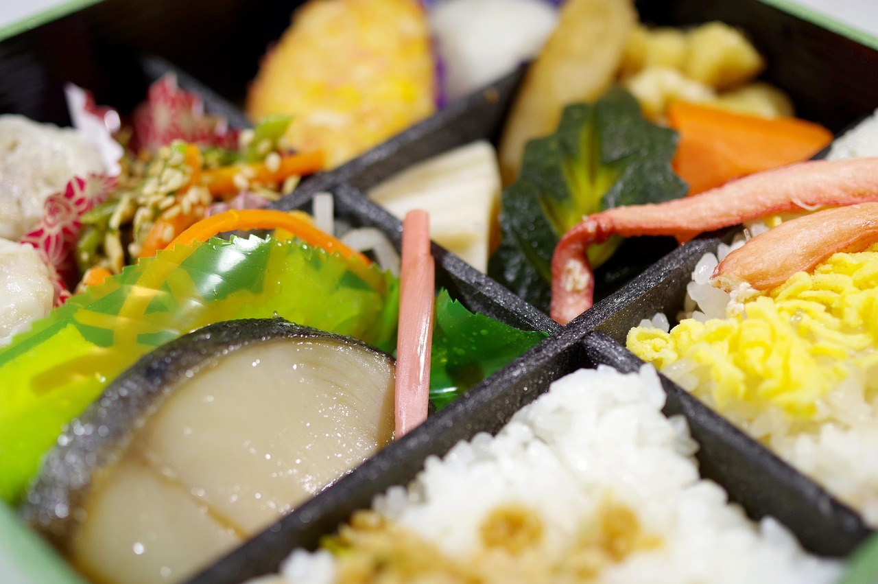 nosh「豚バラ肉の麻辣ソース」冷凍即食餐，豬脷肉配花椒麻醬及三種副菜
