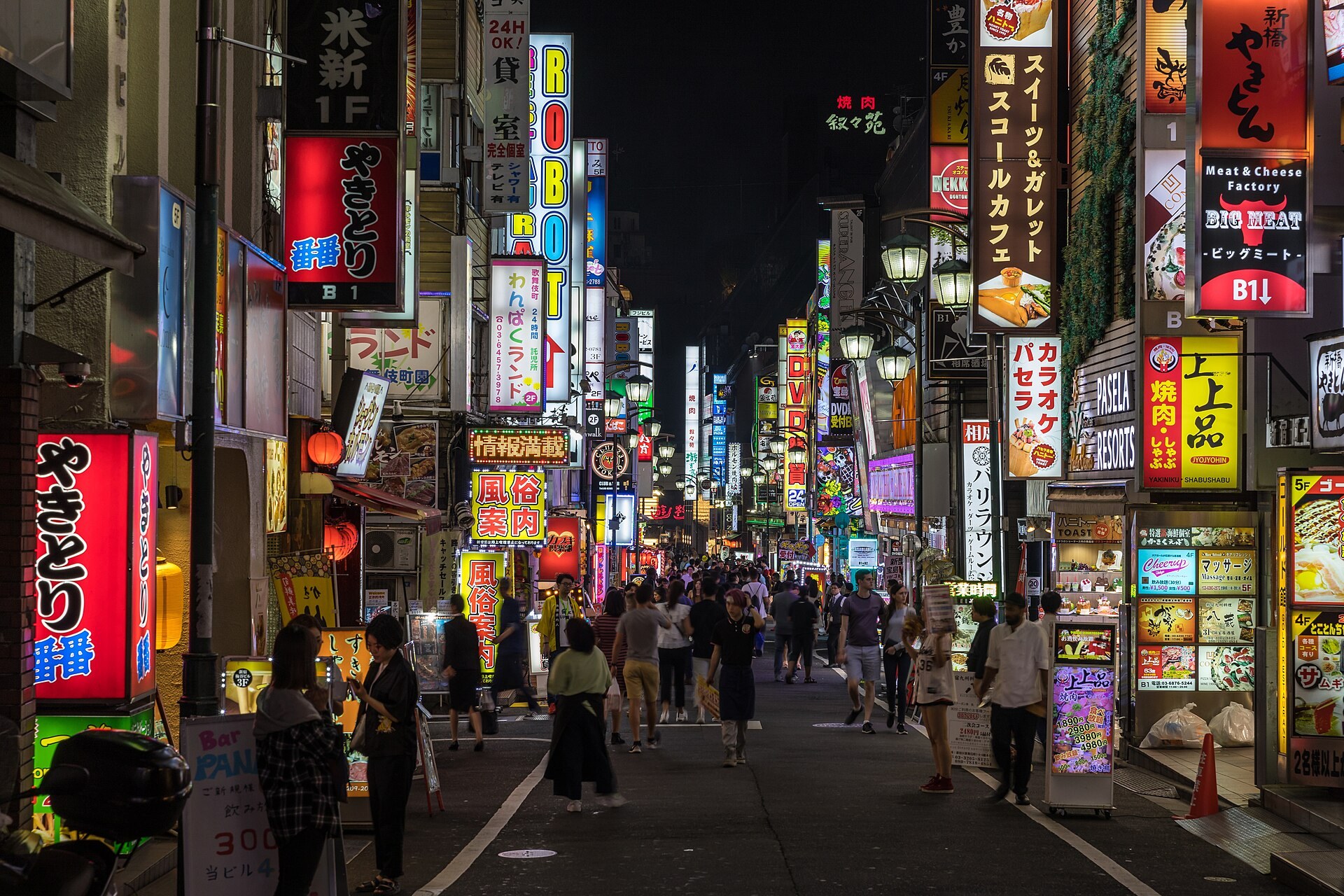 新開業嘅 Shinjuku North 酒店大堂,以 patchwork 拼接布作室內設計,24小時前台、咖啡室同自動售賣機清晰可見。