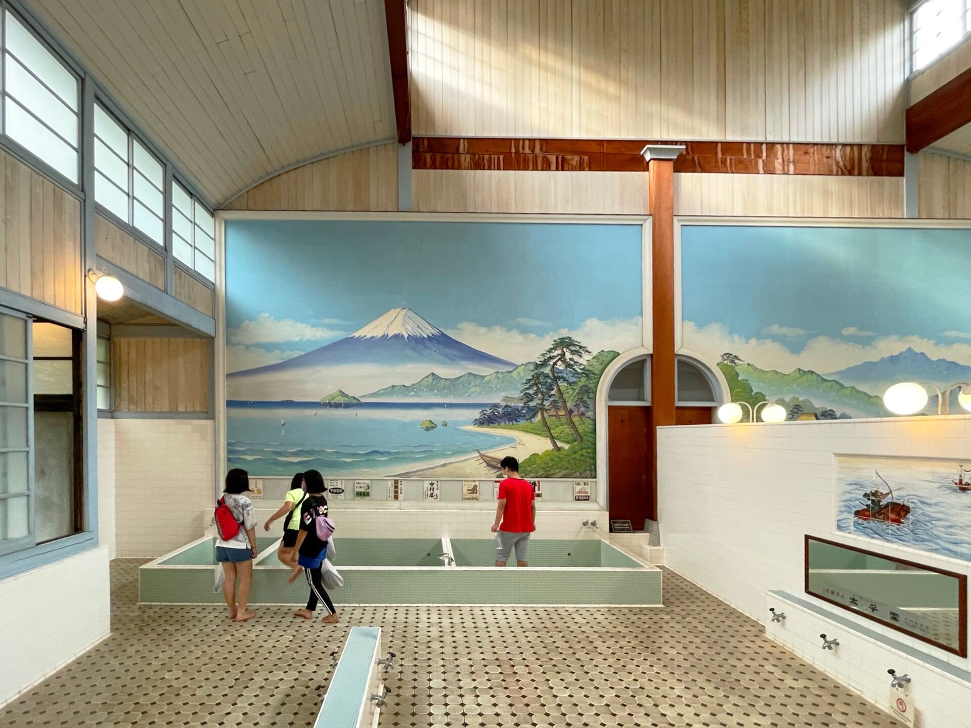 東京台東區湯どんぶり栄湯嘅木桶湯同露天風呂，水氣蒸騰