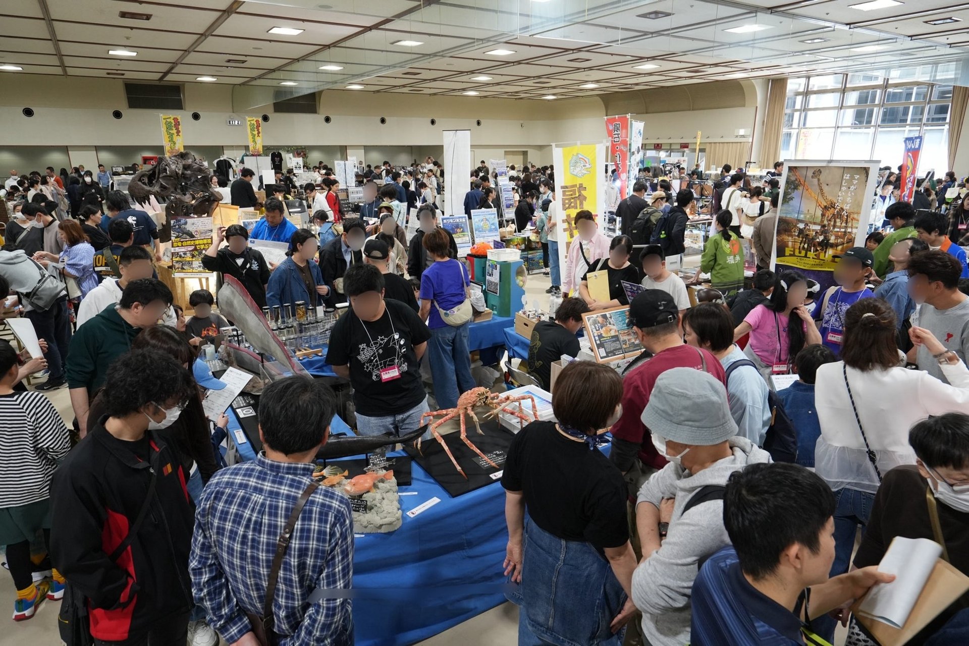 第3回「博物マニア」現場，多攤自然科學主題展品，訪客四圍