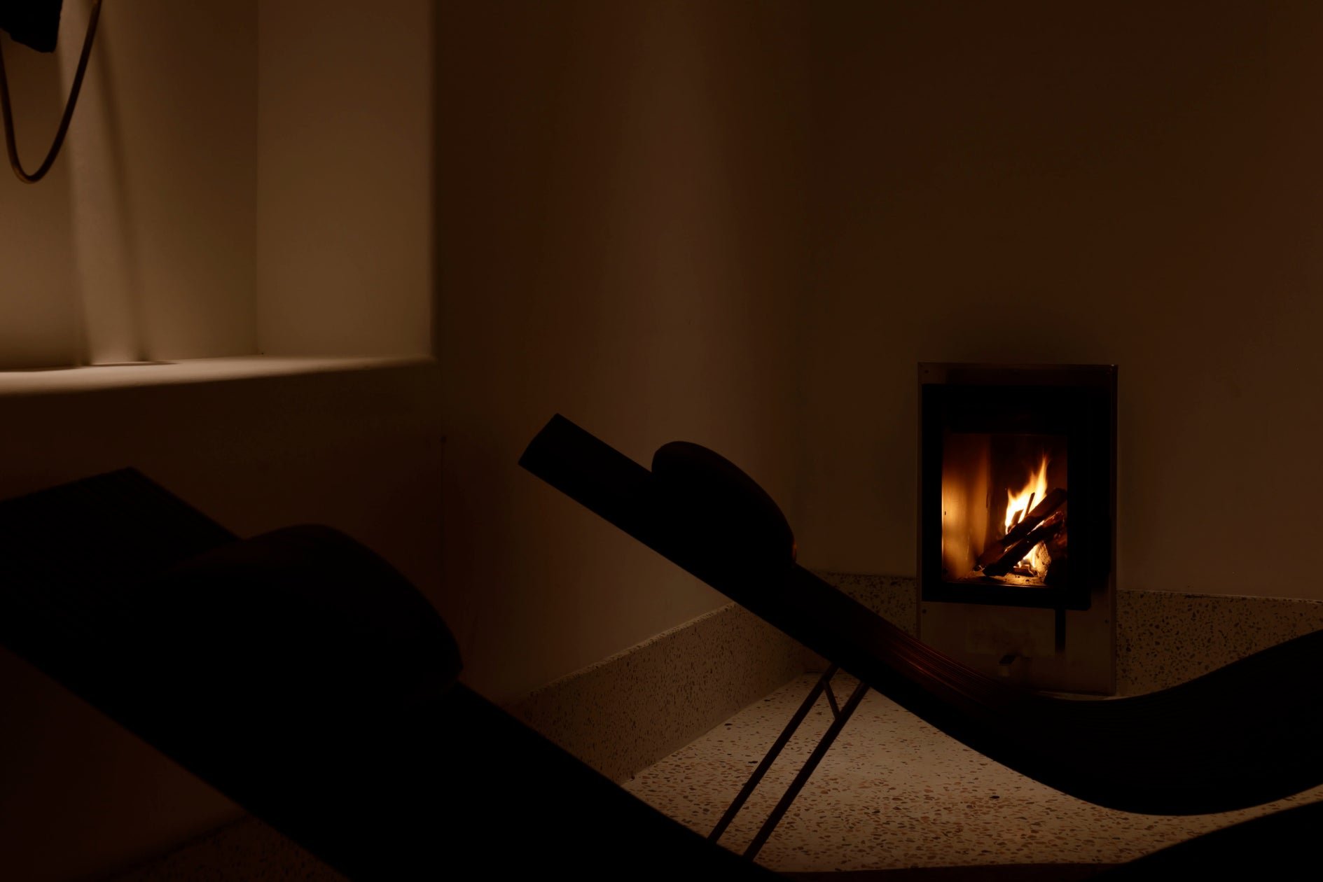 SAUNA SAKURADO 2-A HIILLOS(火の記憶)柴爐桑拿室內,可見室外的KIVI-IKI SL柴爐火光(圖片來源:日本旅遊|PR TIMES 旅遊觀光)