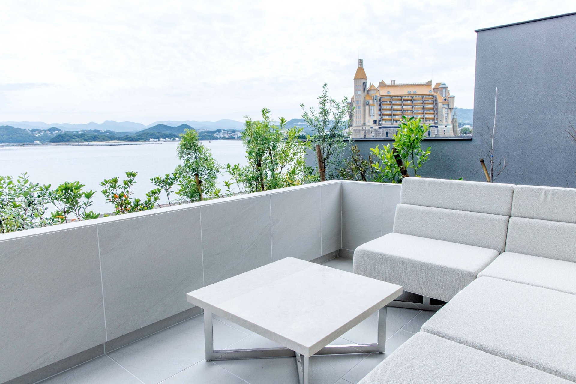 Café de KAWAKYU 概念圖:面向田辺灣及 KAWAKYU -南紀白浜- 壯麗建築嘅海景咖啡空間