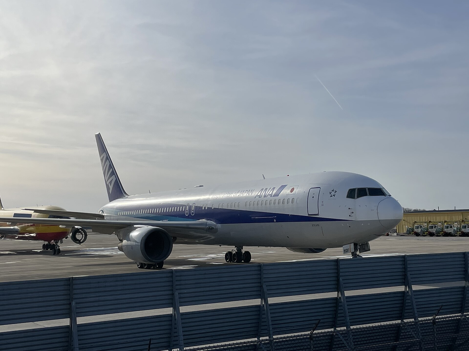 機場值機大堂，旅客排隊值機（示意圖）