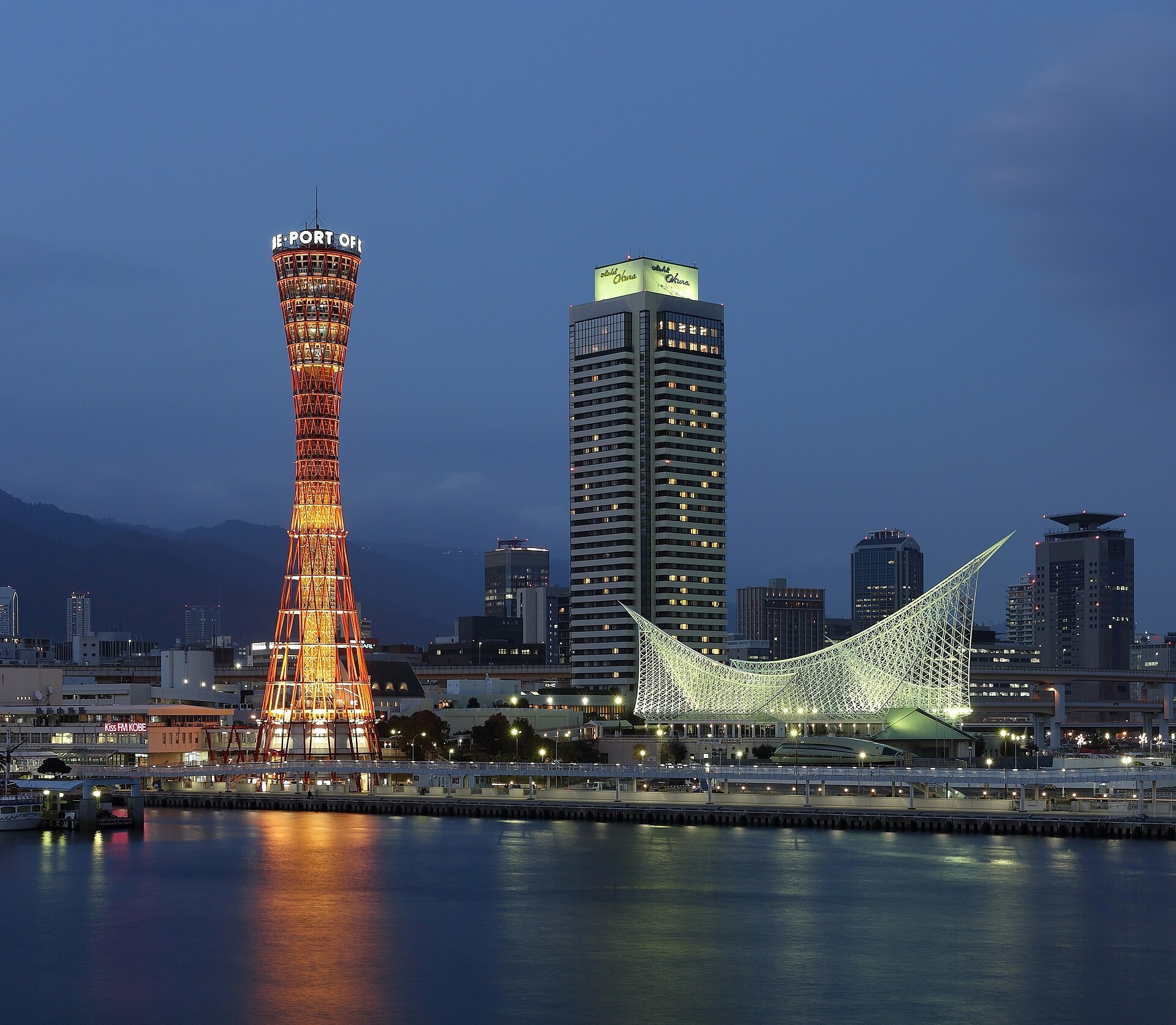 神戶水際設施 TOTTEI 同 GLION ARENA KOBE 外景,人潮聚集