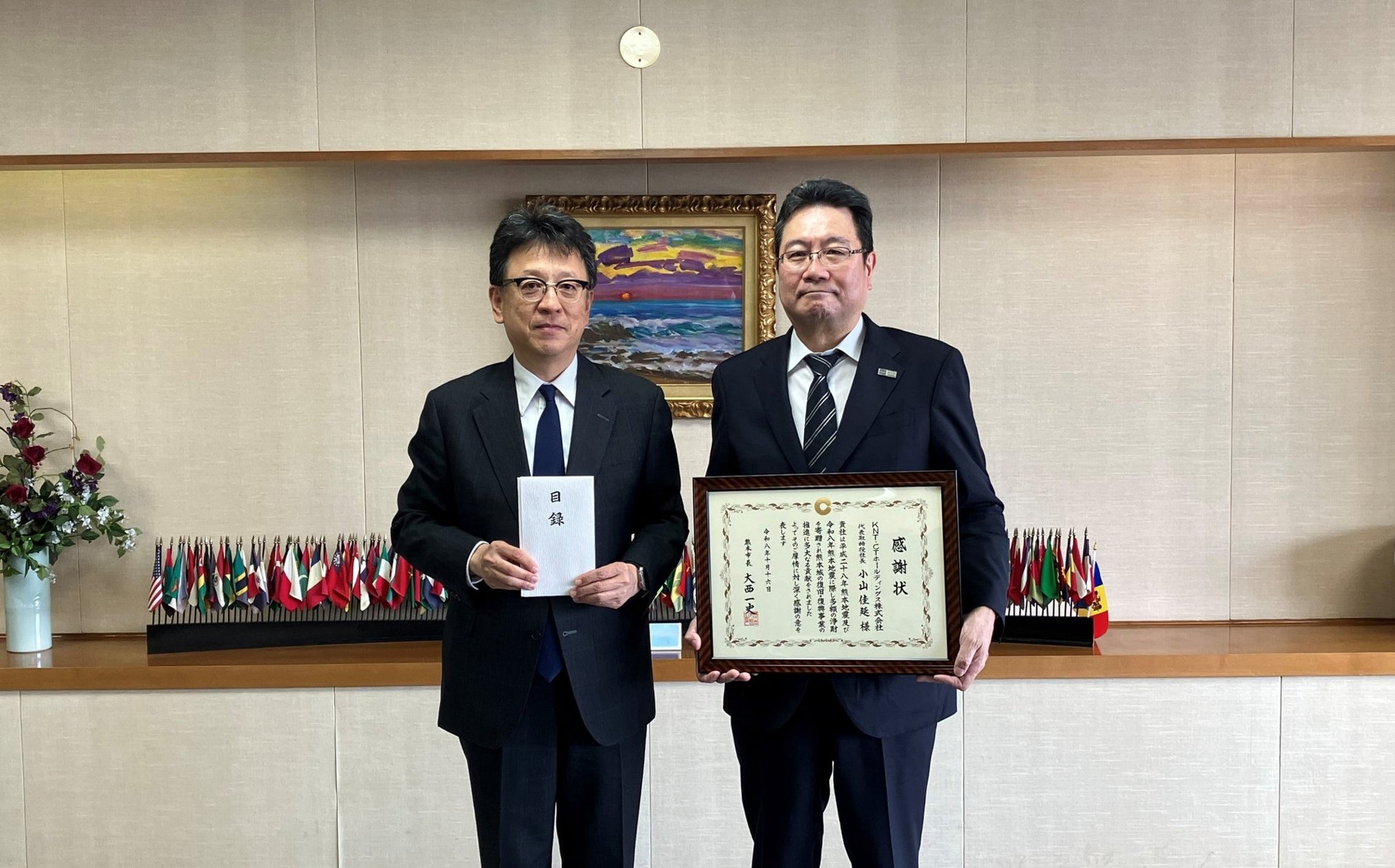 KNT-CT社長小山佳延向熊本市大西市長贈呈捐款目錄(圖片:PR TIMES)
