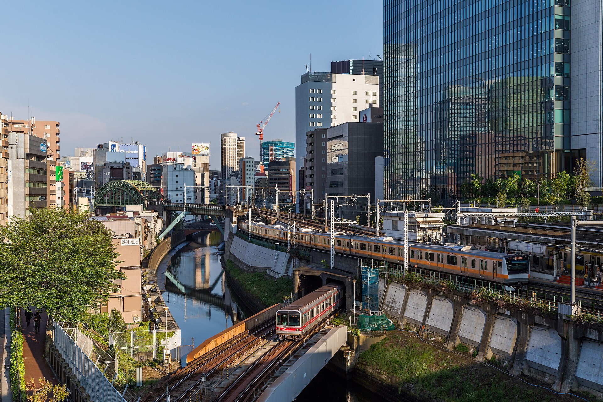 JR東日本車站月台，背景有えきねっと自動售票機，無人