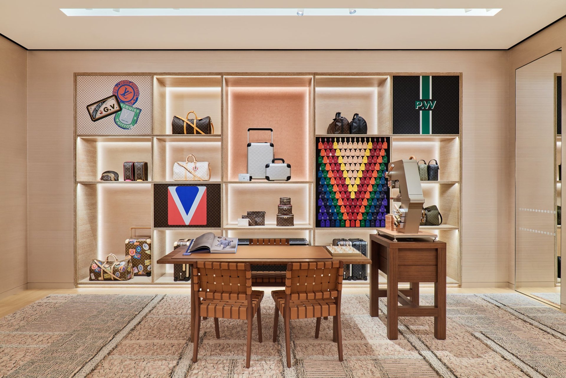 Louis Vuitton 金澤香林坊大和店翻新後嘅旅行用品區