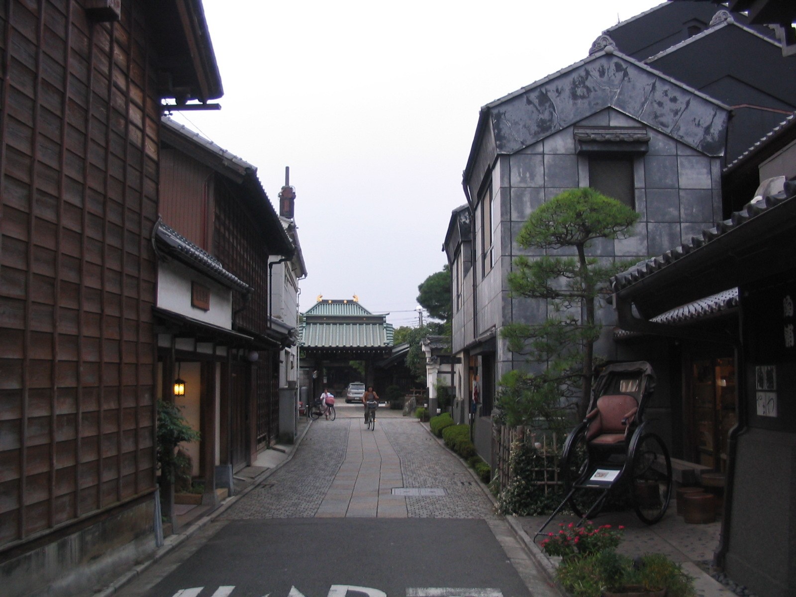 川越仙波東照宮前廣場,獨立文化活動攤位擺設,ZINE出版物與手工藝品展示,背景為神社建築。