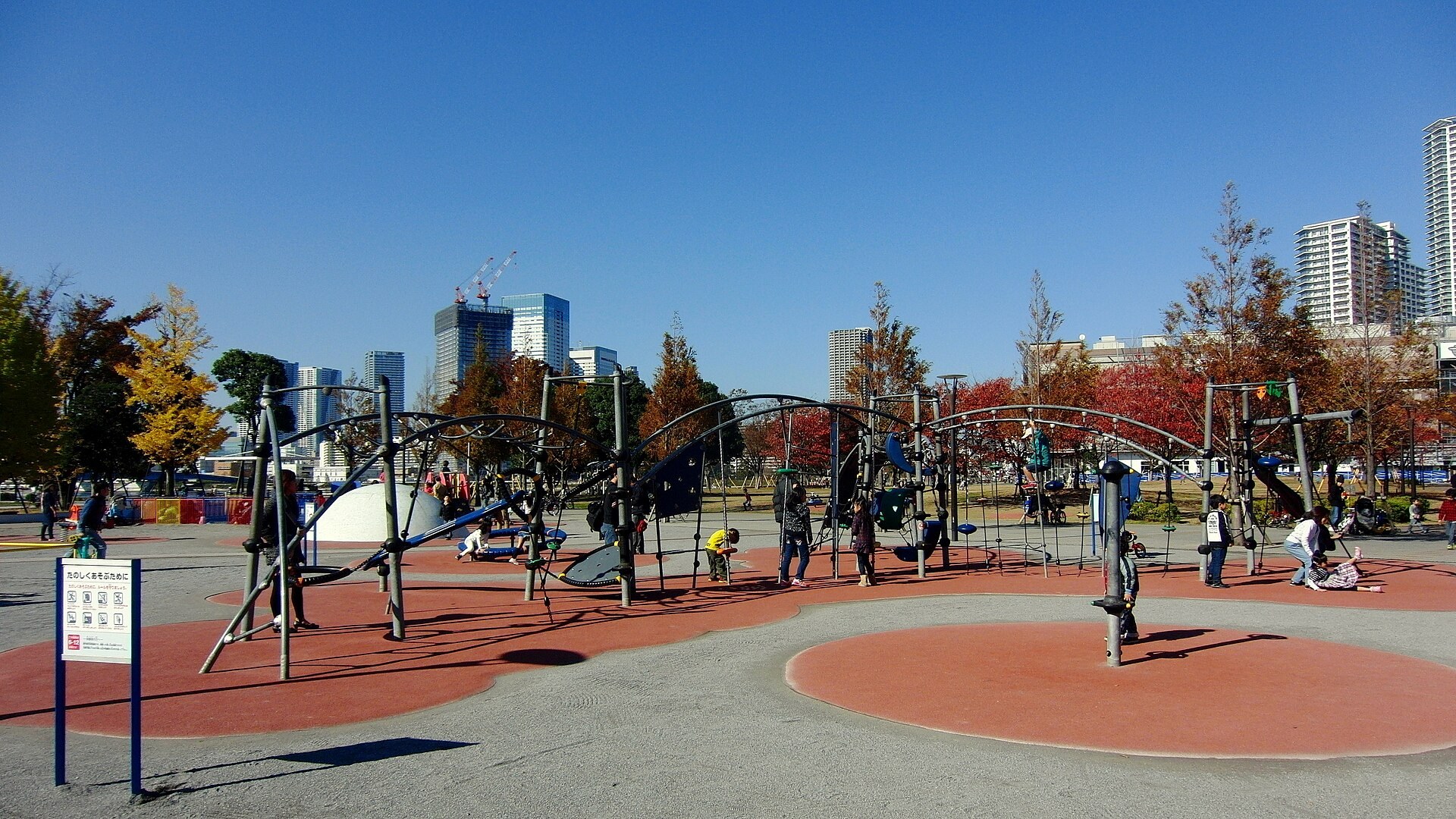 日本東京豊洲公園嘅戶外嘉年華場景,有色彩繽紛嘅傳統舞蹈表演同美食攤位