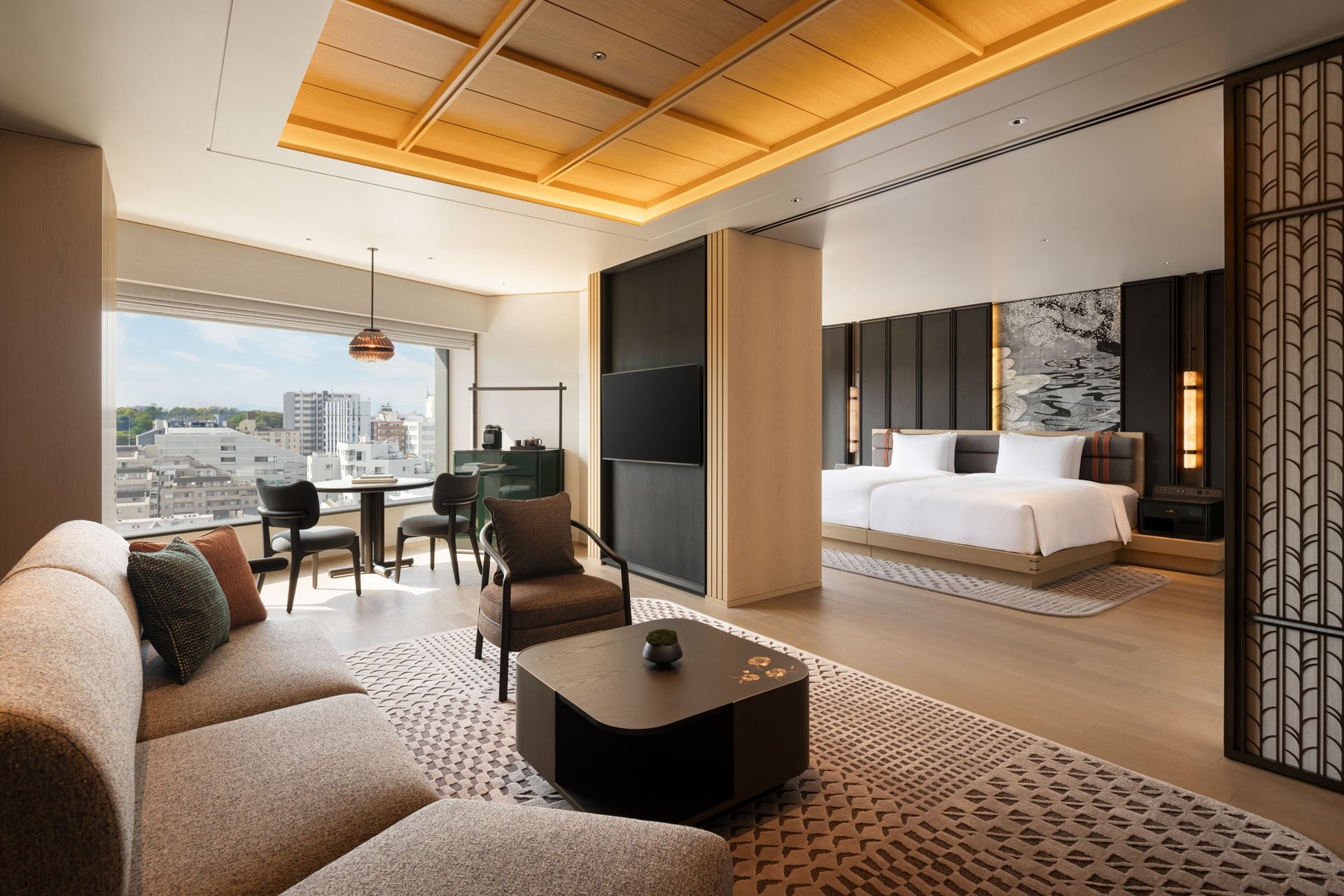 Premium Deluxe Room(Twin)翻新客室,黑白木對比設計,配牡丹嵌木家具同藝術牆