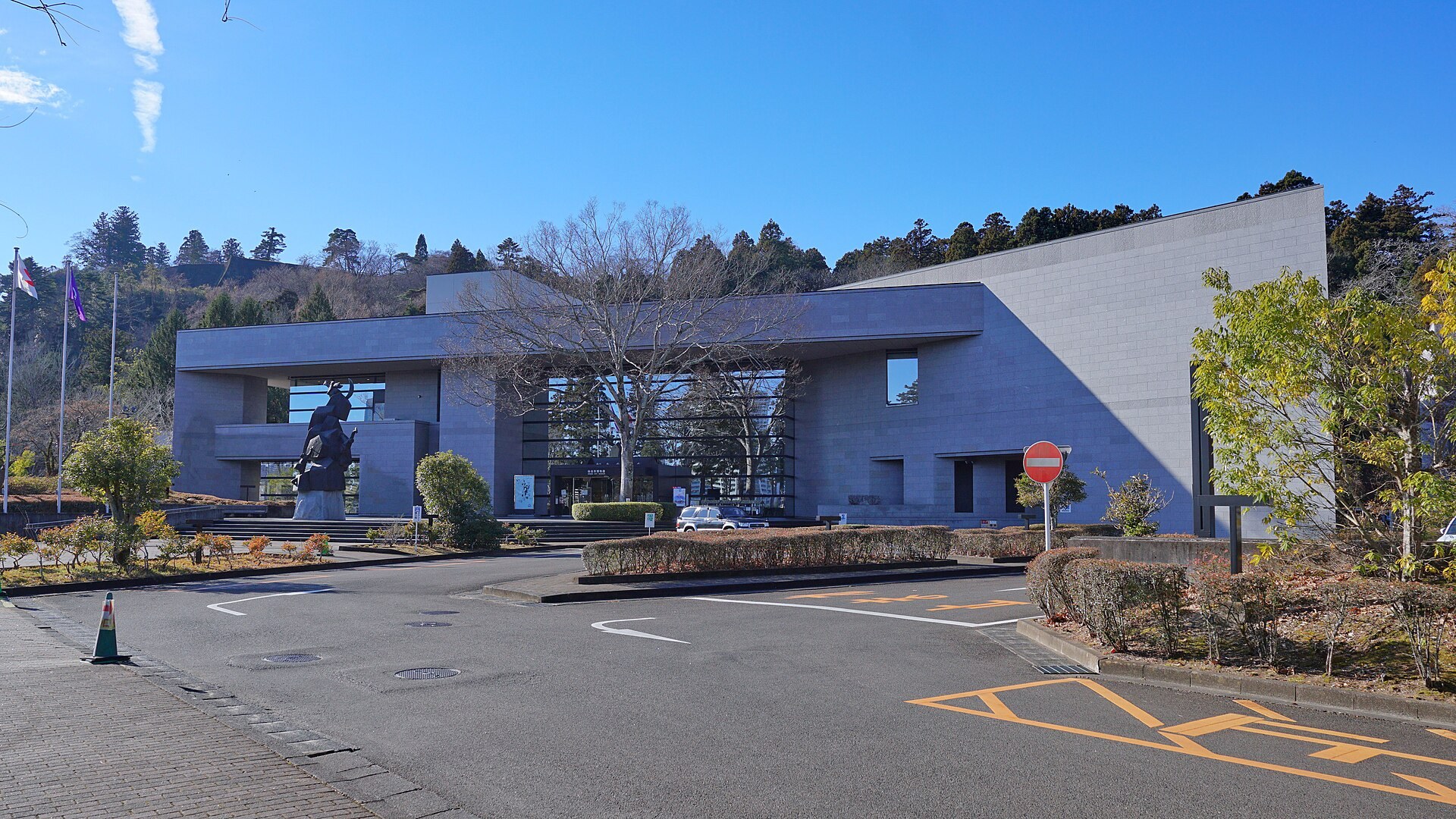 博物館展櫃內展示嘅日本佛教繪畫，硯色紙上以金銀書寫，為仙台市博物館「仏畫の力」特別展展品。