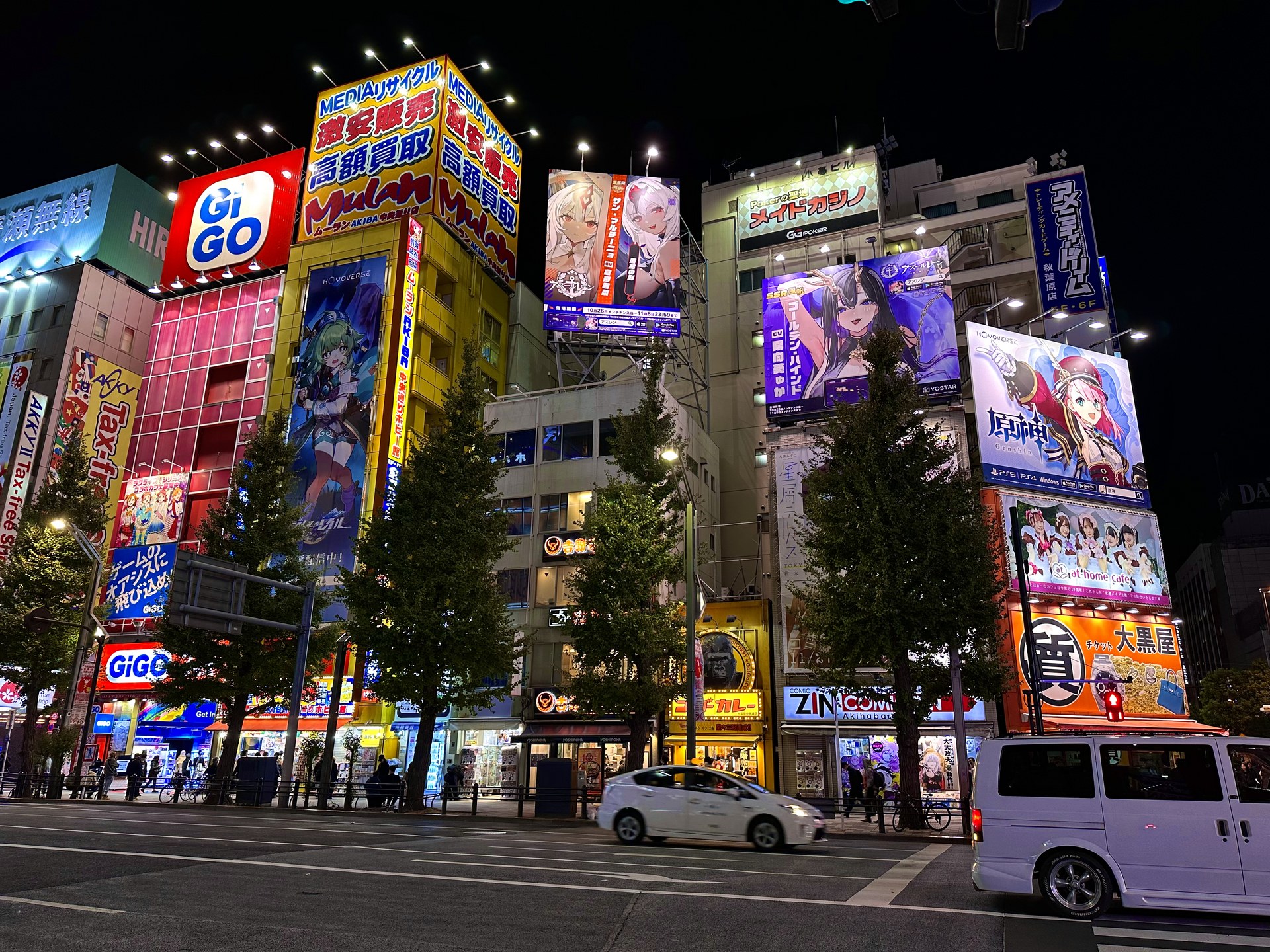 秋葉原 Gran Entas 展示室，背景有 Falcom 遊戲海報同早期 PC 遊戲