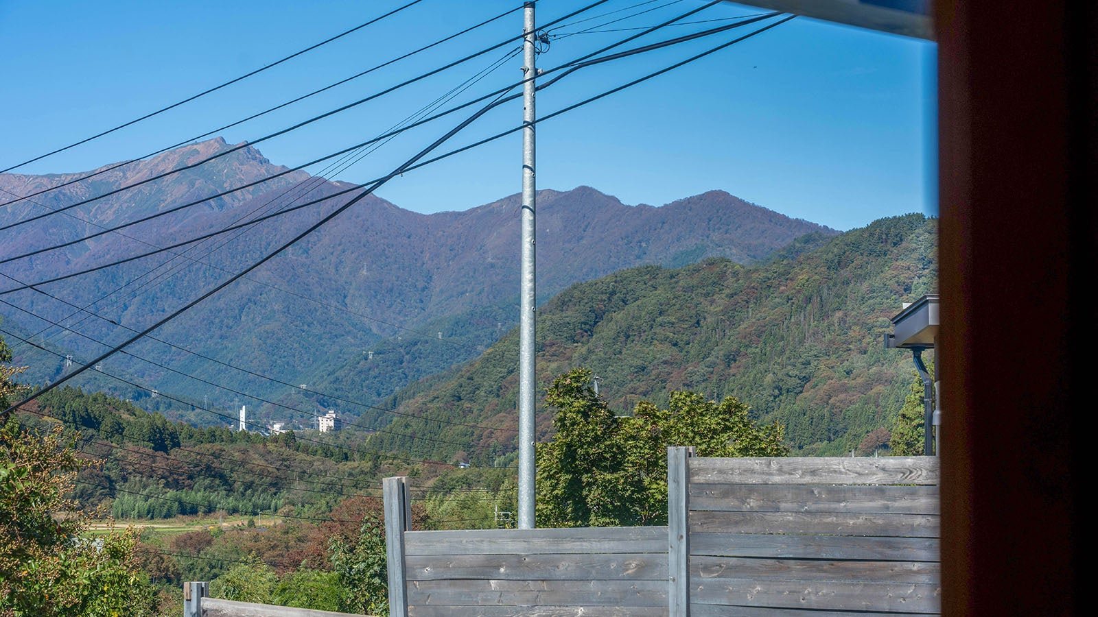 由中庭望見谷川岳