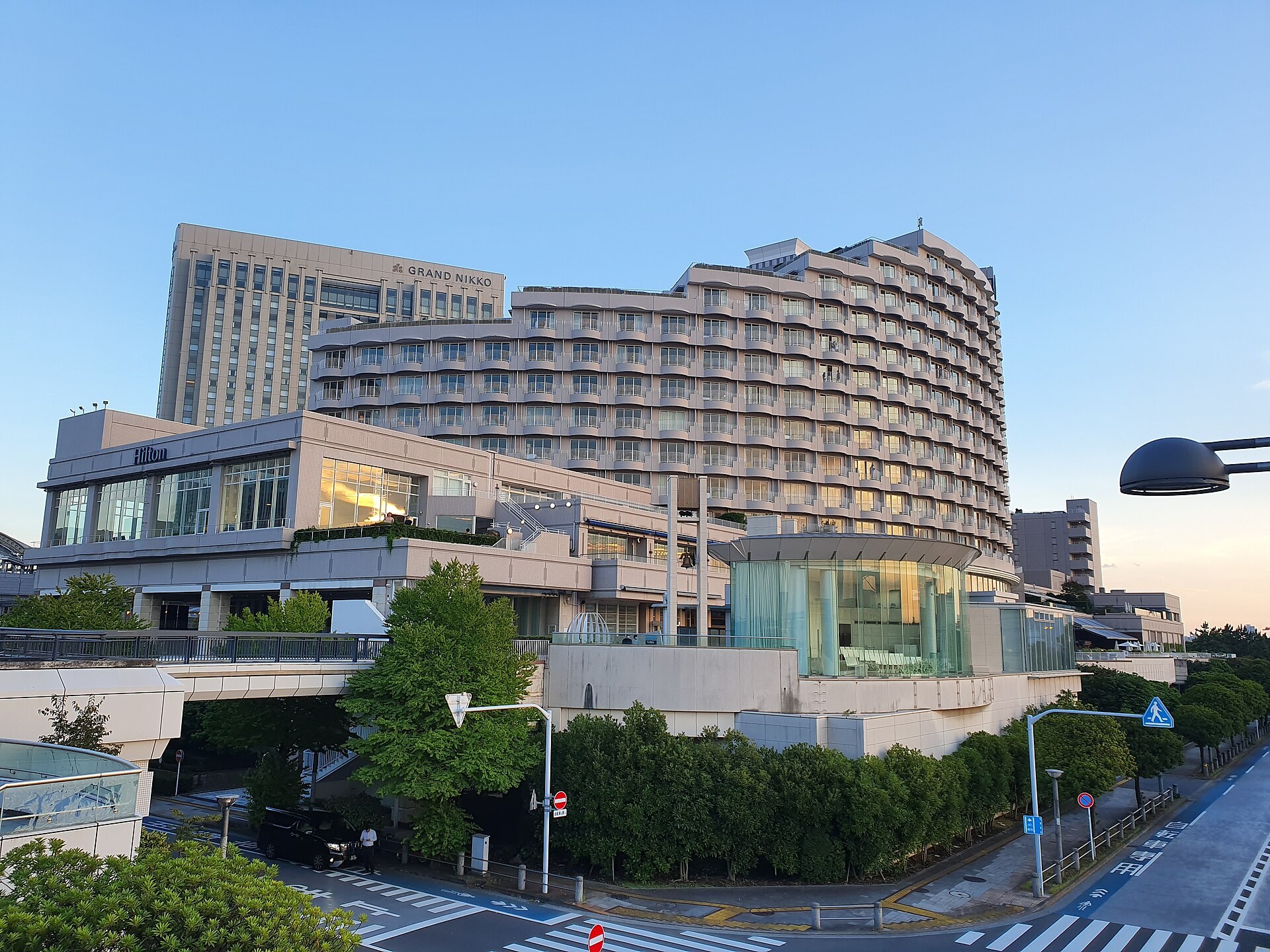 東京台場希爾頓酒店外觀，背景可見彩虹橋