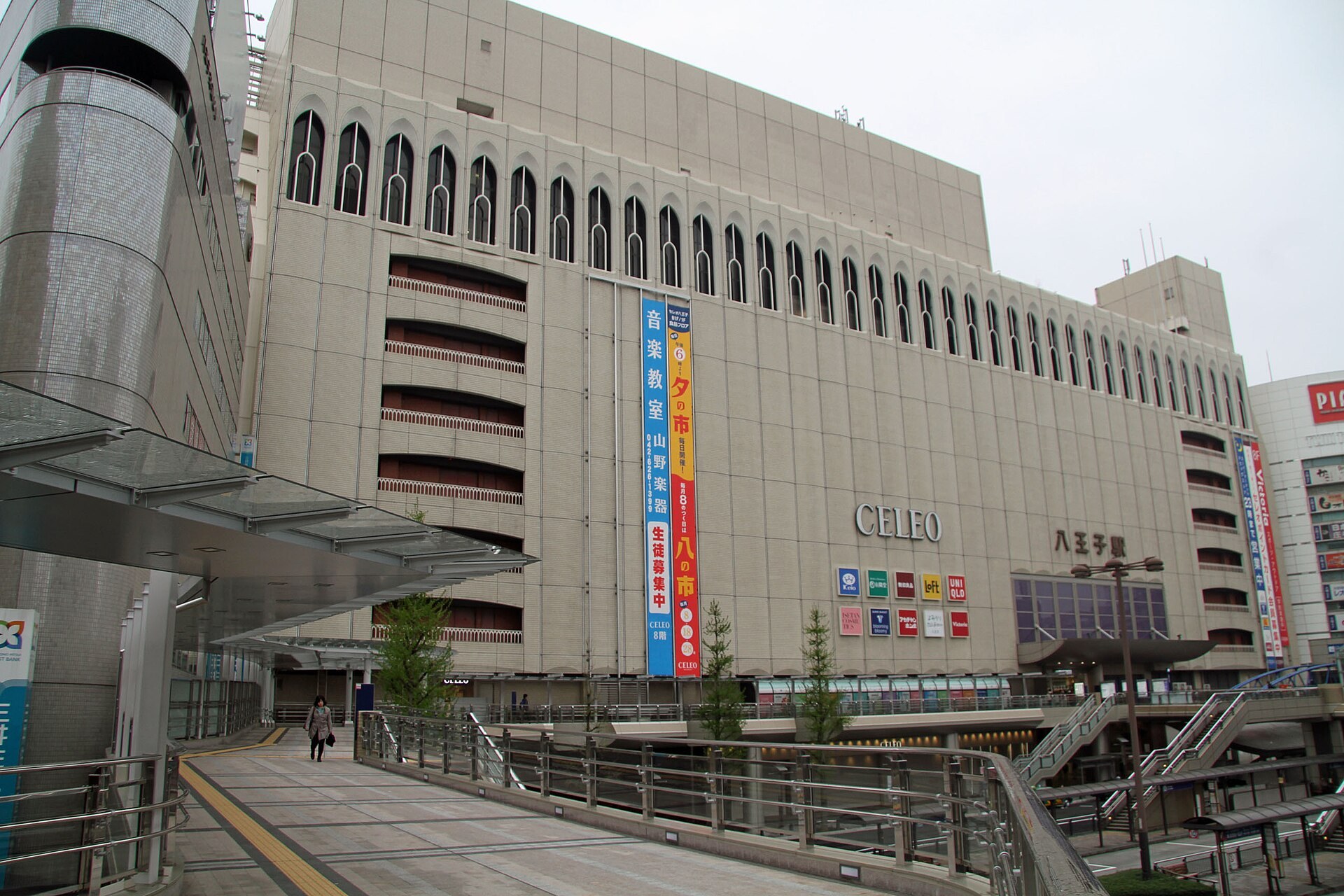 Smile Hotel八王子南口駅前外觀示意（新築、深灰基調、木質及石質內飾）
