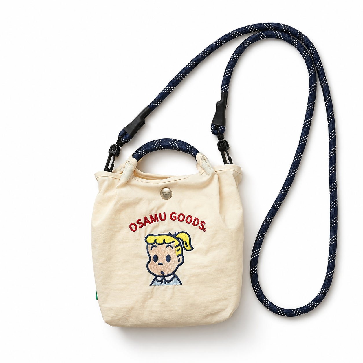 OSAMU GOODS 聯乘刺繡包,以立體刺繡呈現復古卡通圖案,配輕撥水尼龍面料。