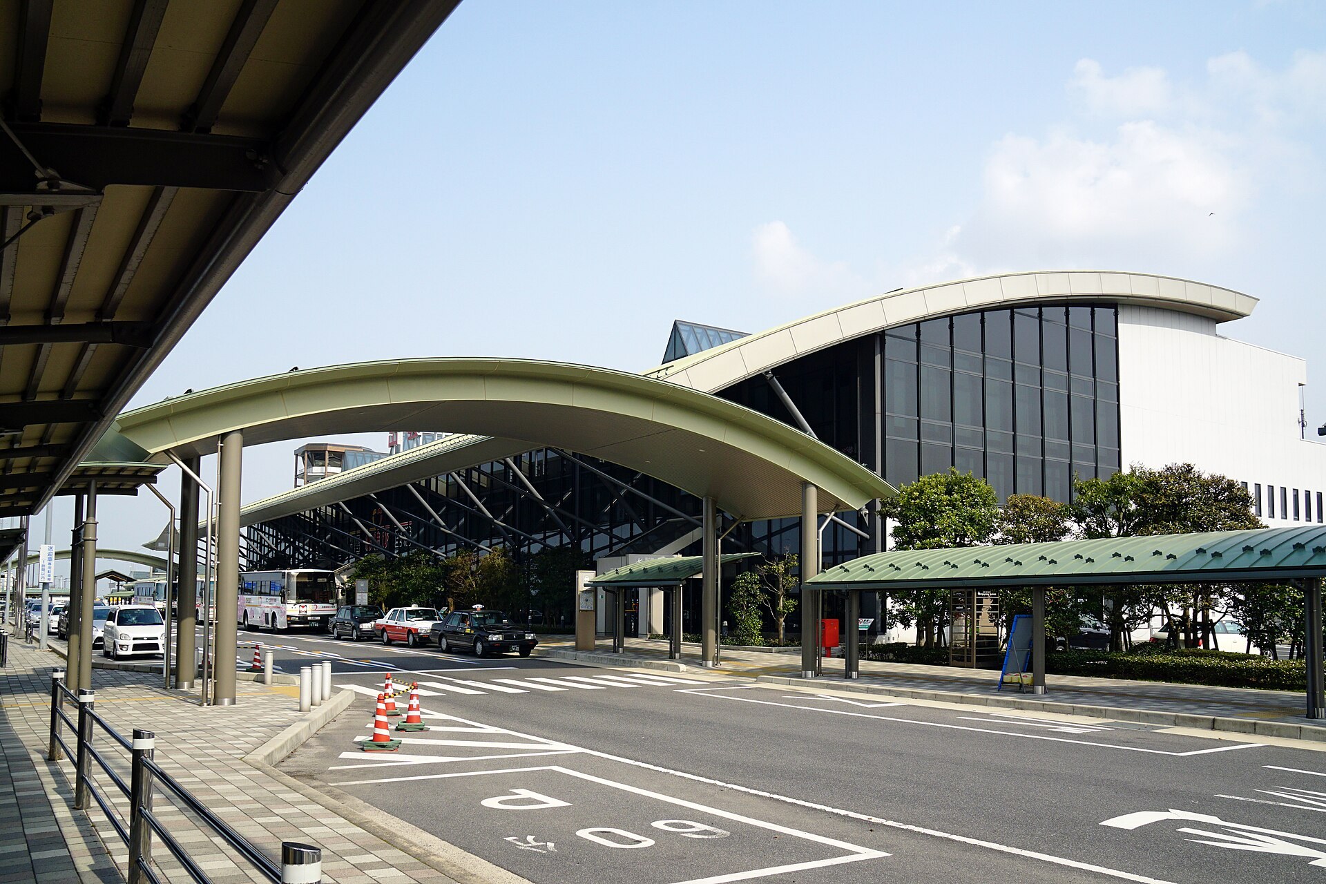 民航客機飛越日本出雲一帶的丘陵景色