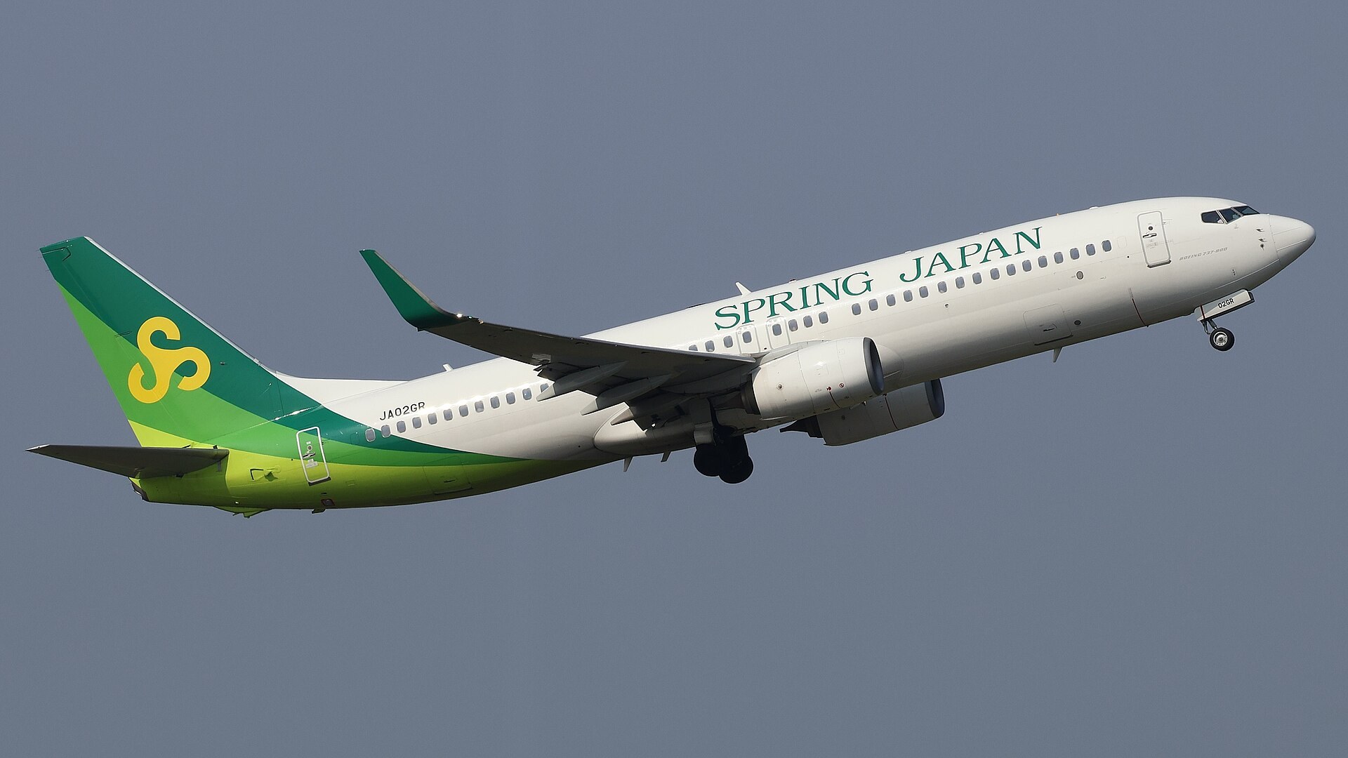 停機坪上嘅航空公司客機，新塗裝，背景係機場塔台