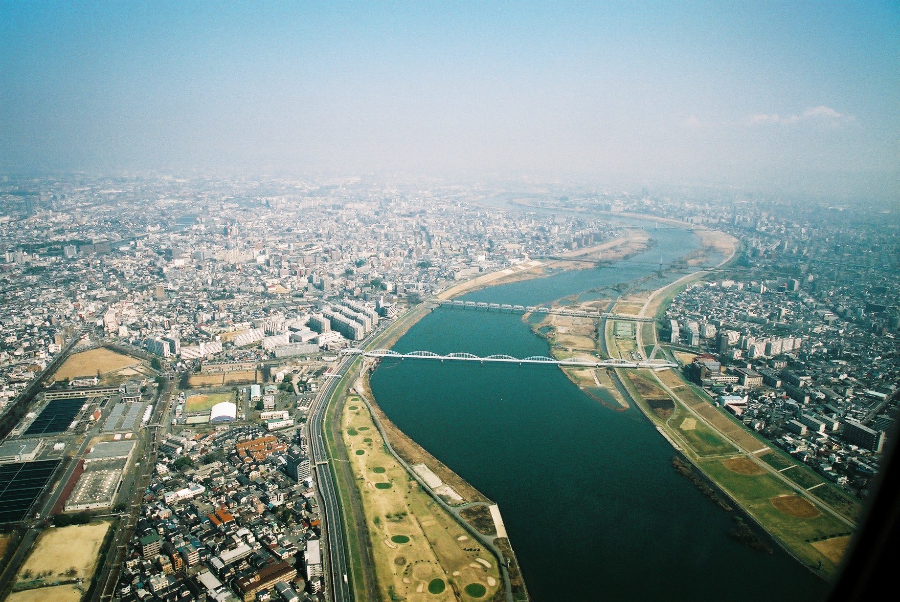 玻璃天花觀光船行經大阪淀川，背景見閘門設施