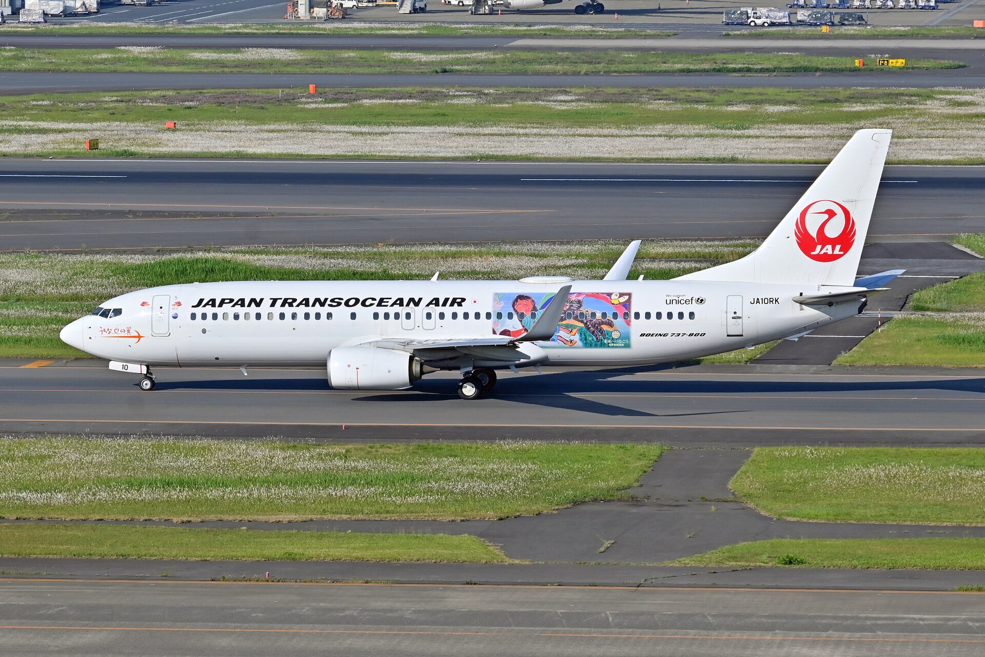 波音737客機喺伊丹空港起降,背景係大阪市景
