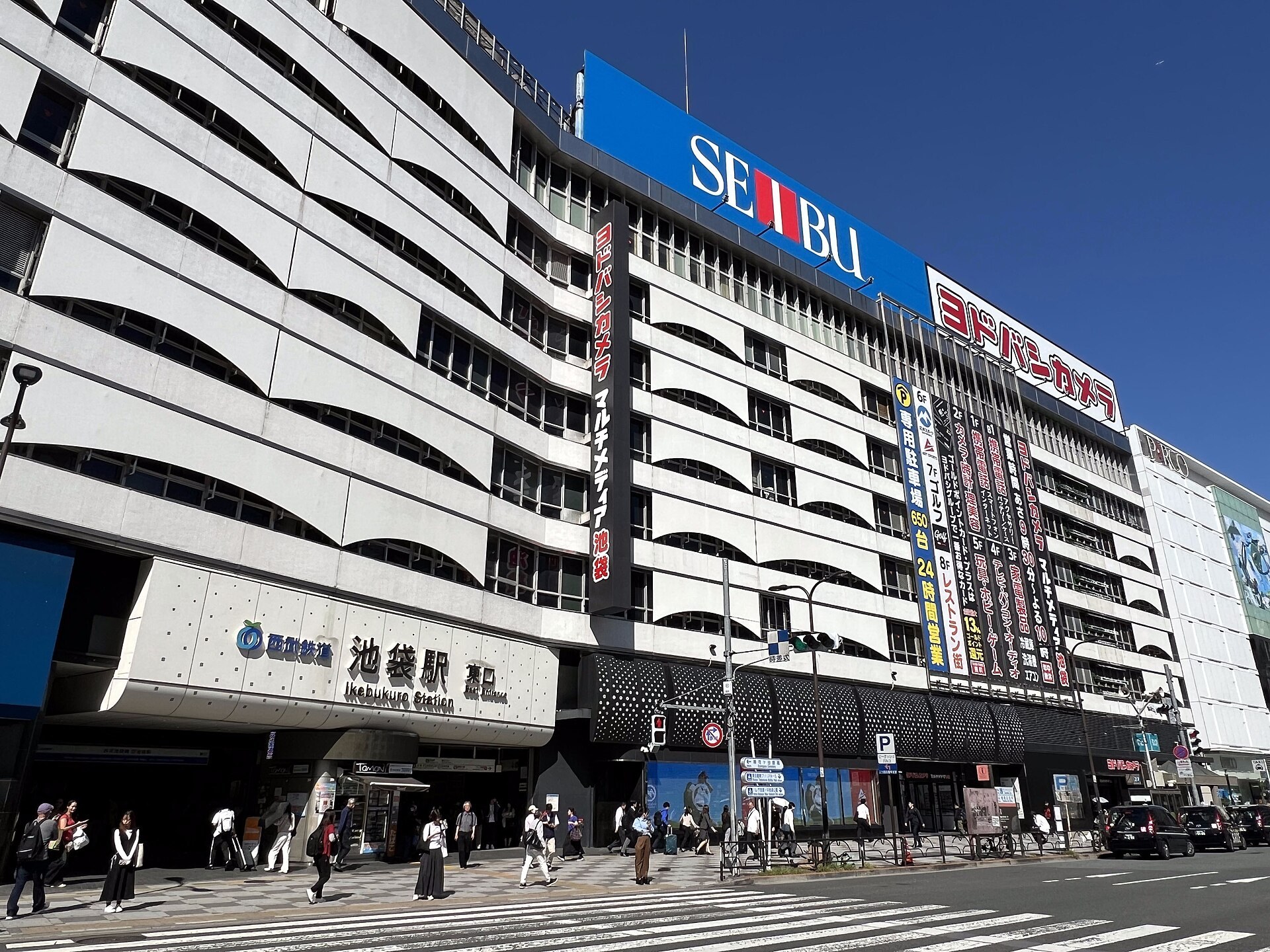 東京池袋駅東口嘅 LINKS IKEBUKURO 建築外觀,入面係一間大型 THE NORTH FACE 零售店,有戶外裝備貨架